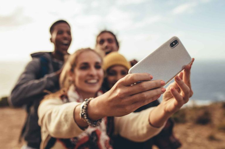Najlepsze telefony z aparatem do selfie – na co zwrócić uwagę i jakie modele warto wybrać.jpg