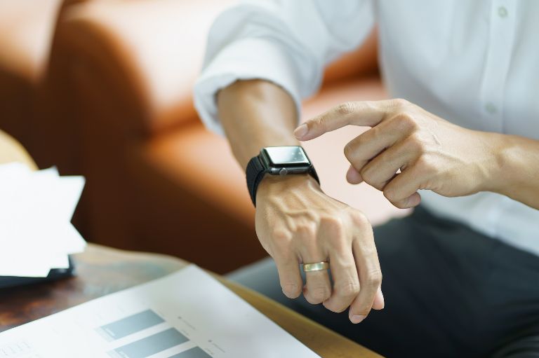 Smartwatche i smartbandy w pracy.jpeg