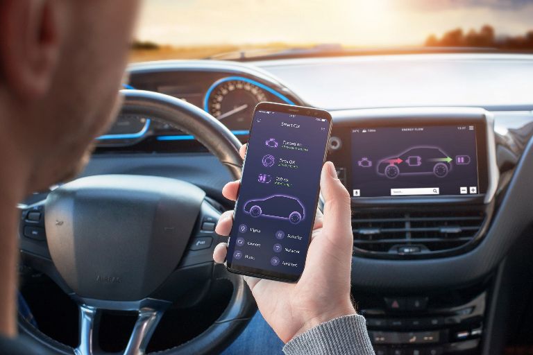 Jak połączyć telefon z samochodem – Android Auto czy Apple CarPlay.jpeg