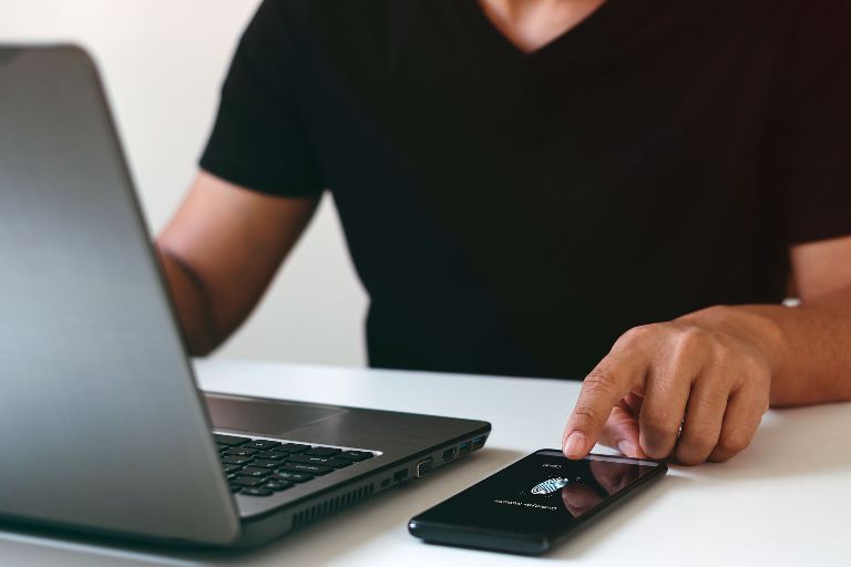 Czytnik linii papilarnych w smartfonach.jpg