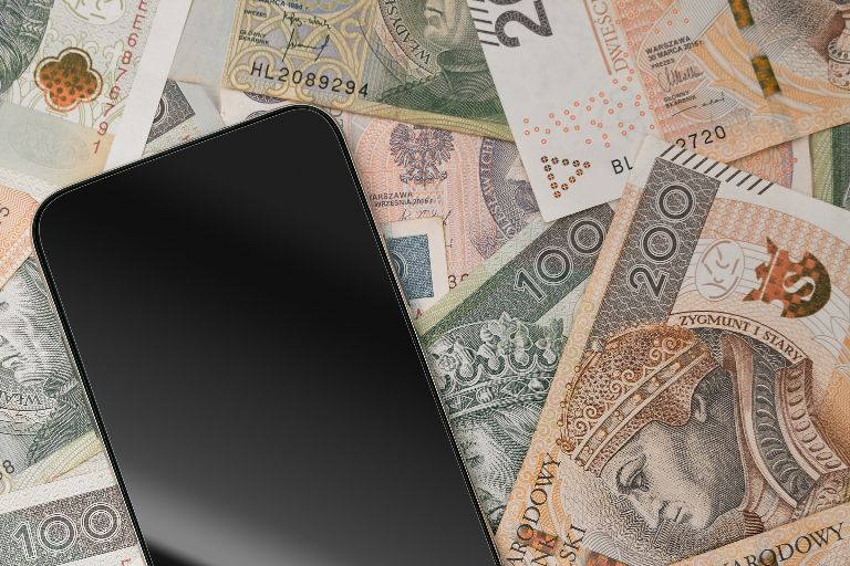 smartfon-i-pieniadze.jpg