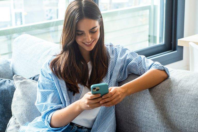 kobieta-korzystajaca-z-internetu-w-telefonie.jpg