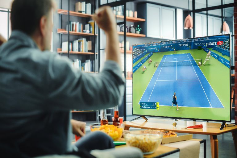 ogladanie-meczu-tenisa-w-telewizji.jpg