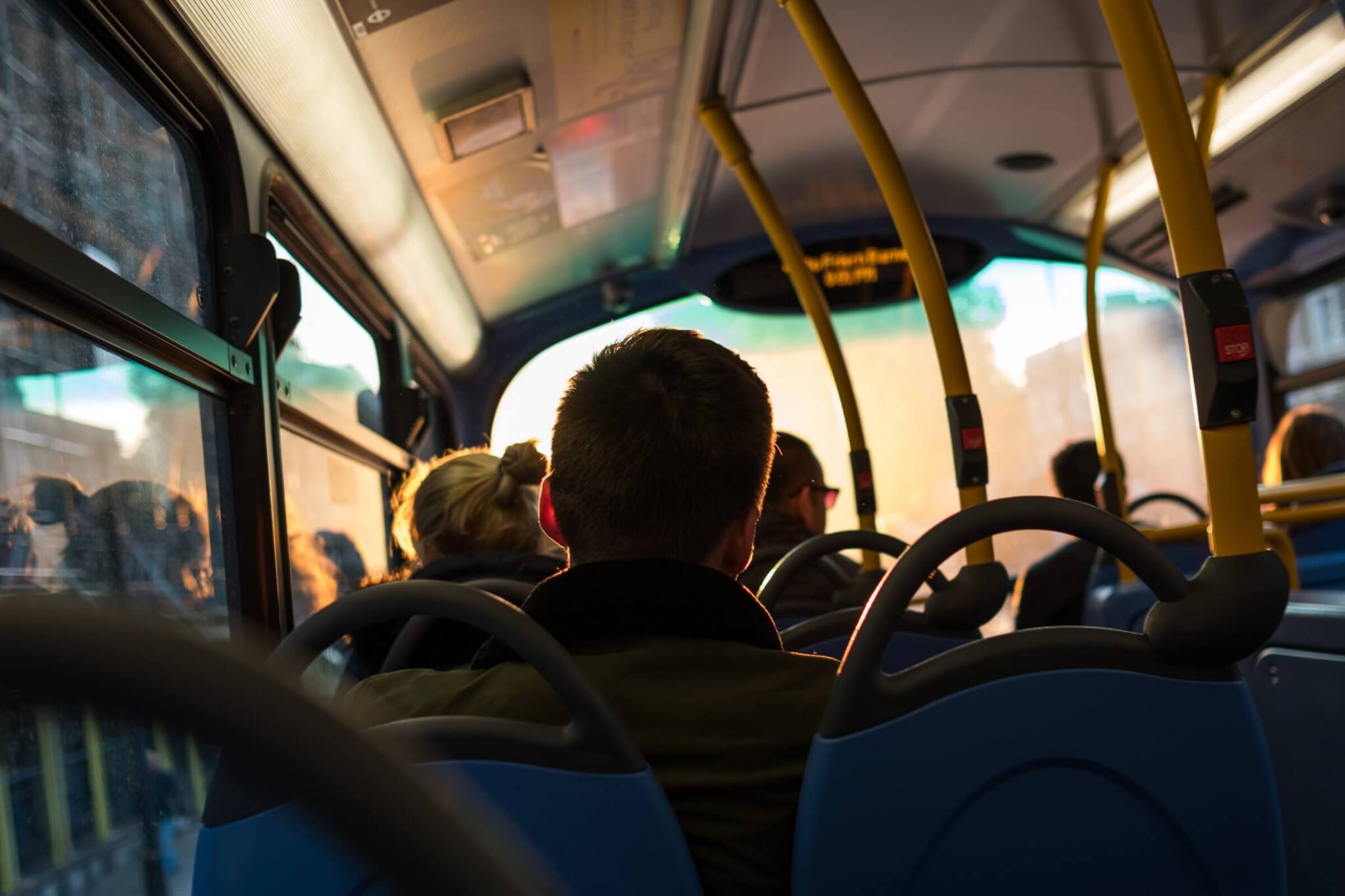mezczyzna-w-autobusie.jpg