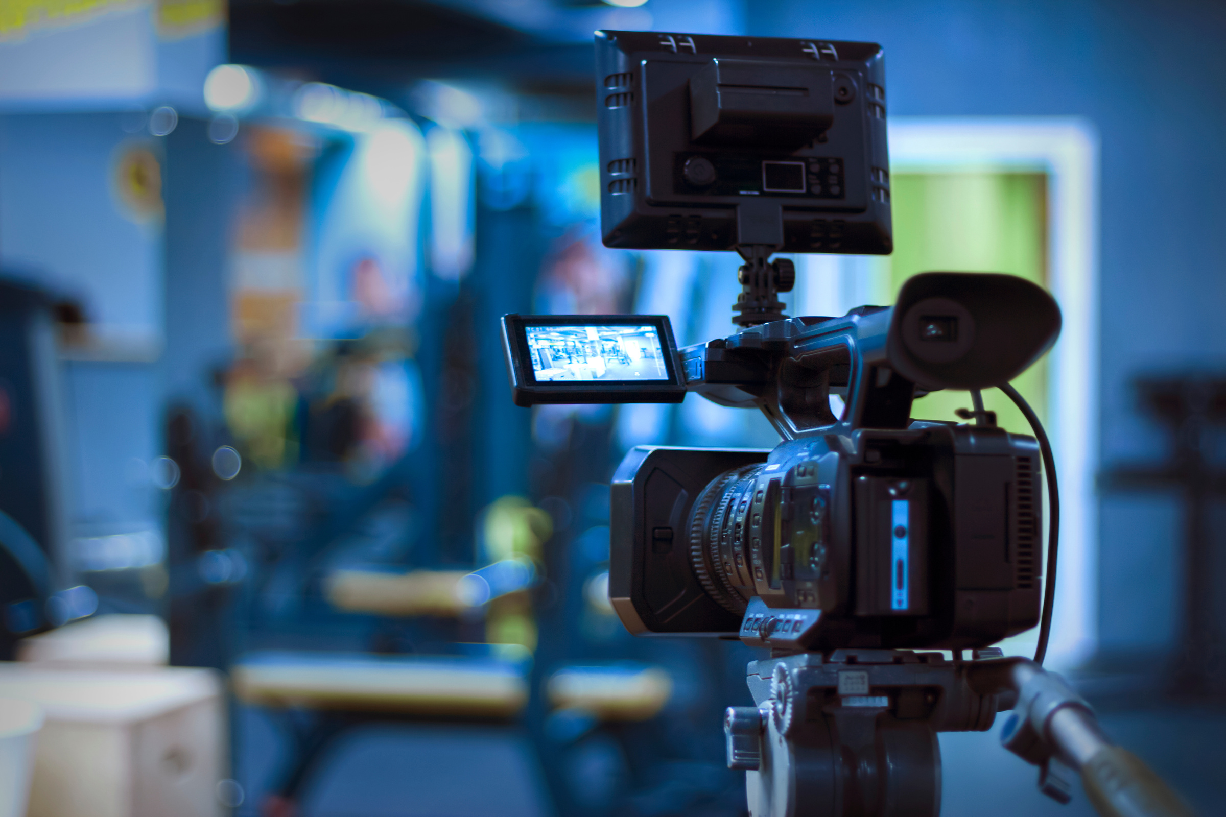 Kamera filmowa na tle planu zdjęciowego