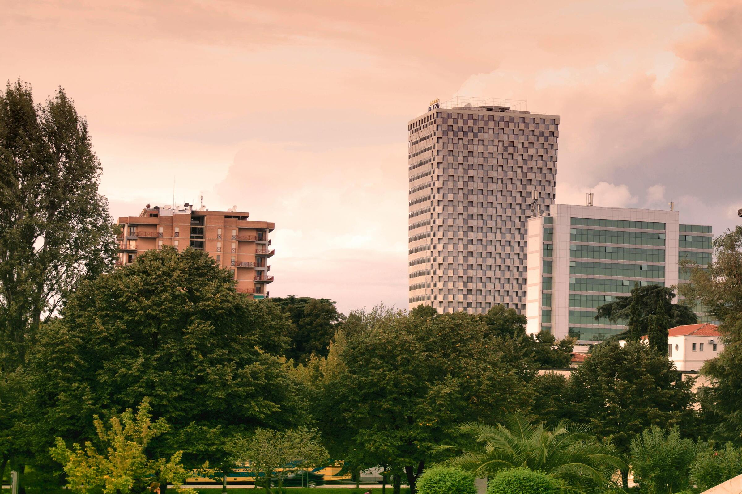 Panorama miasta w ciepłym kolorze
