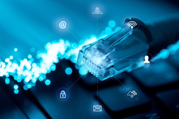 Kabel do Internetu z ikonkami przedstawiające jego benefity.