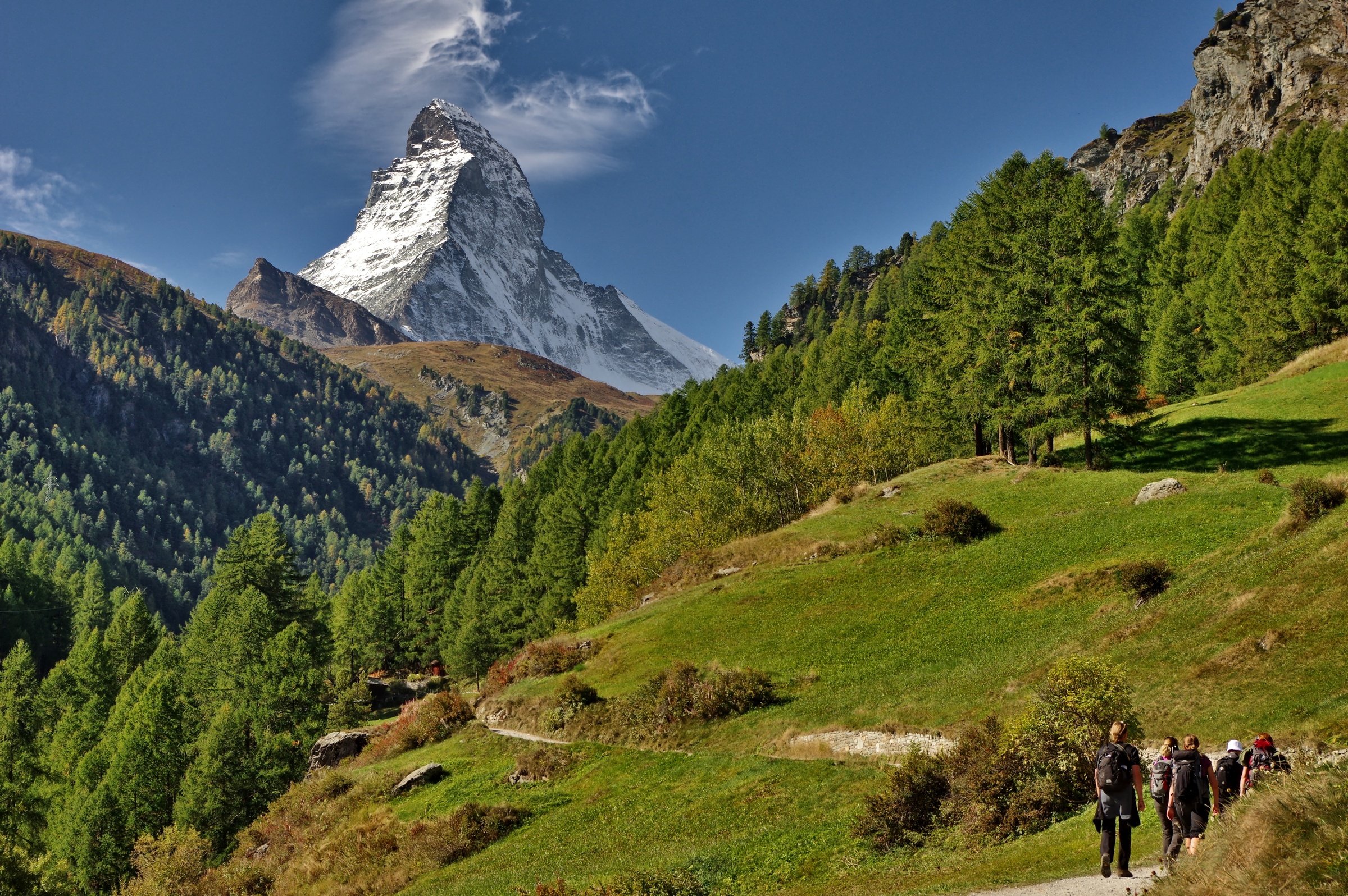 Widok na ośnieżony szczyt Matterhorn w Szwajcarii, z grupą turystów na pierwszym planie