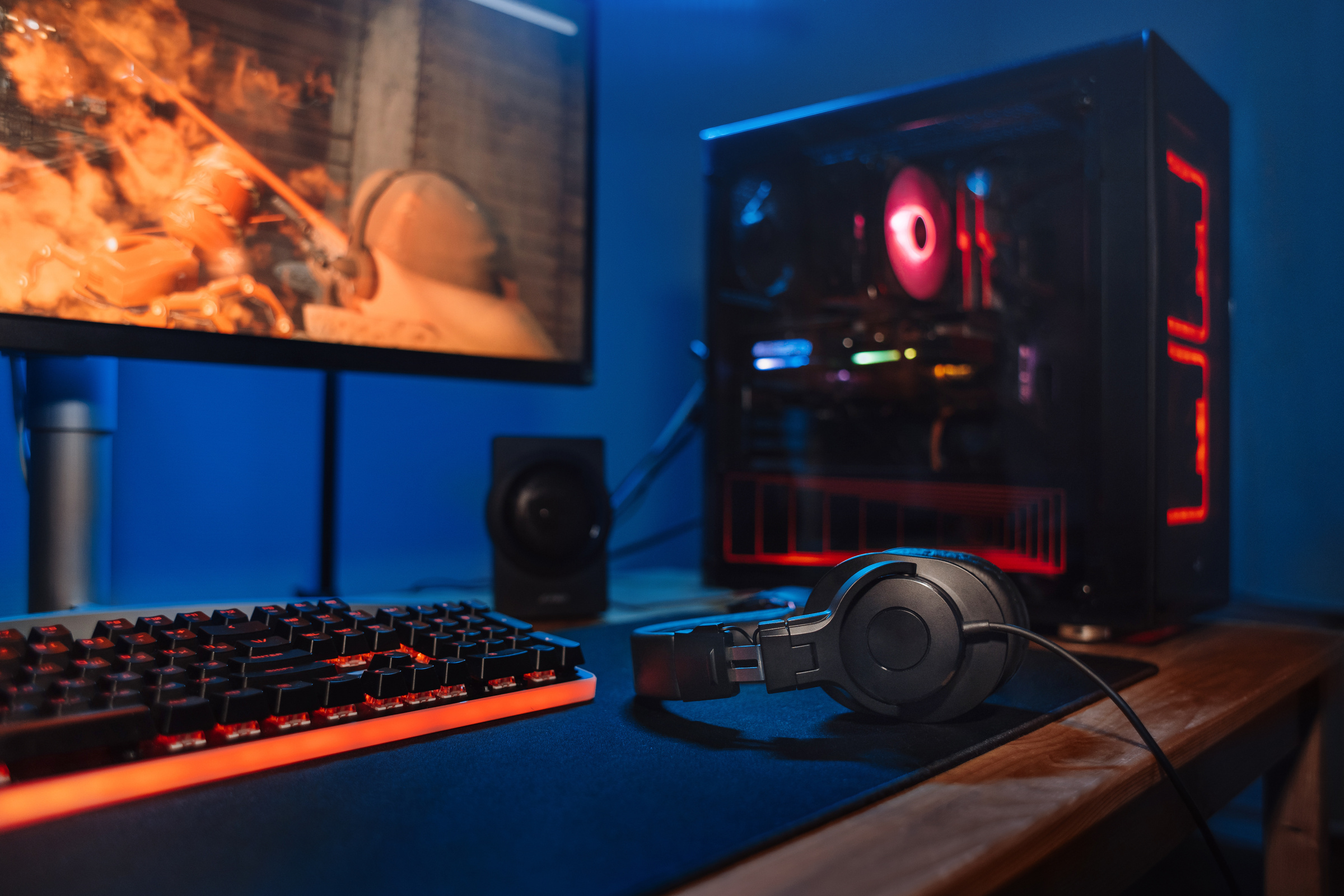 Biurko z komputerem, klawiaturą, słuchawkami, głośnikiem i monitorem do gry w Borderlands 4