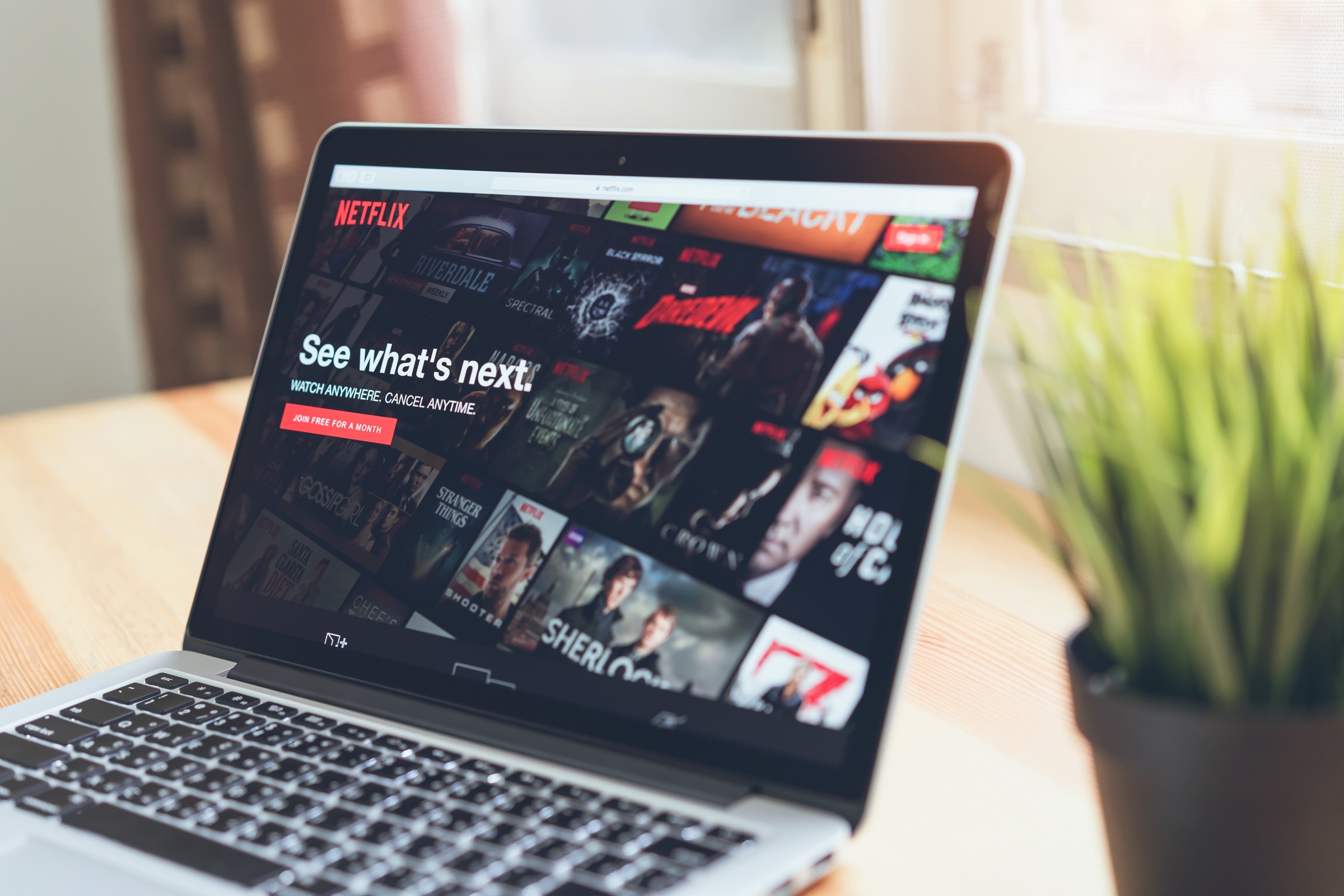 Laptop z uruchomioną platformą Netflix