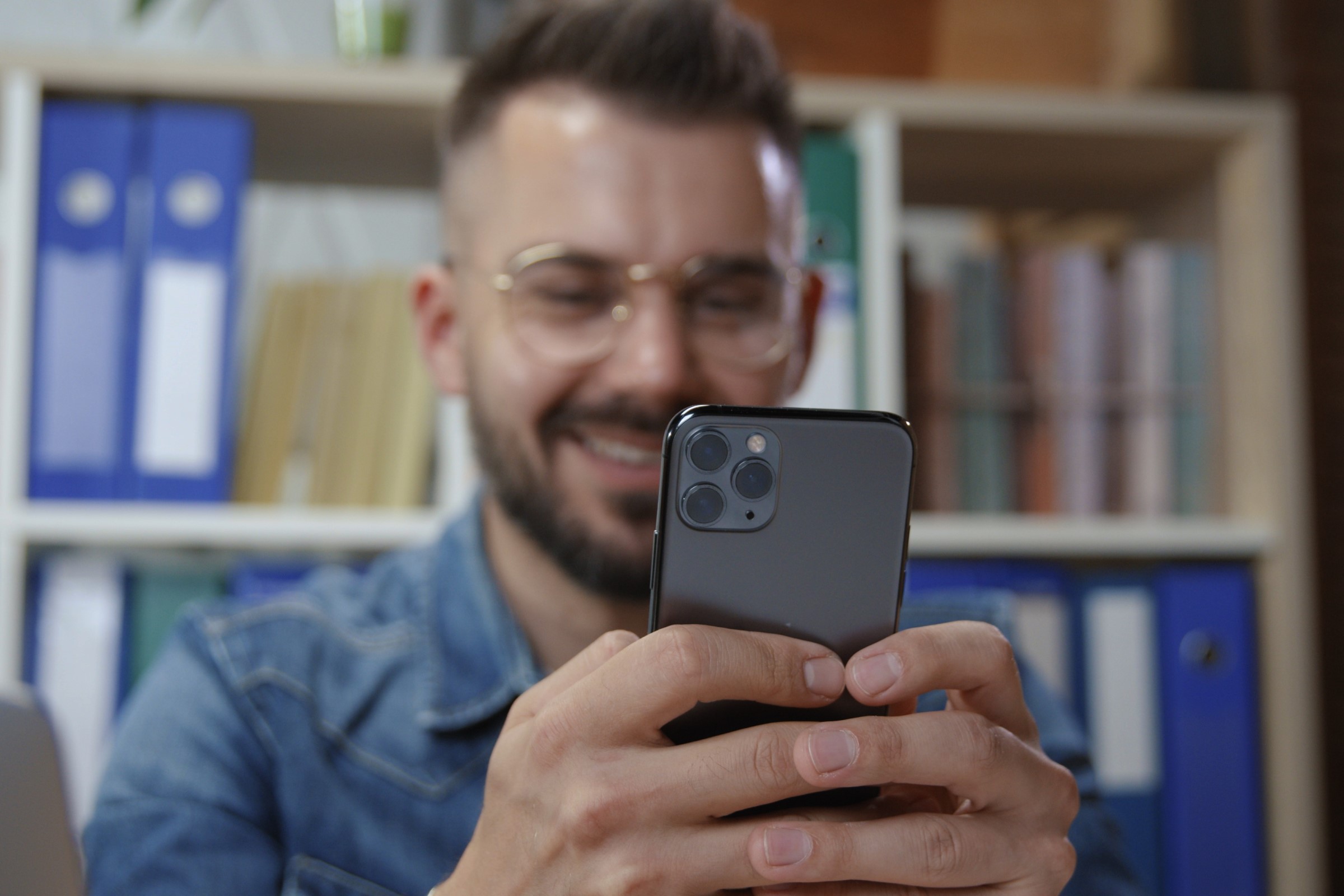 mężczyzna z iPhone’m