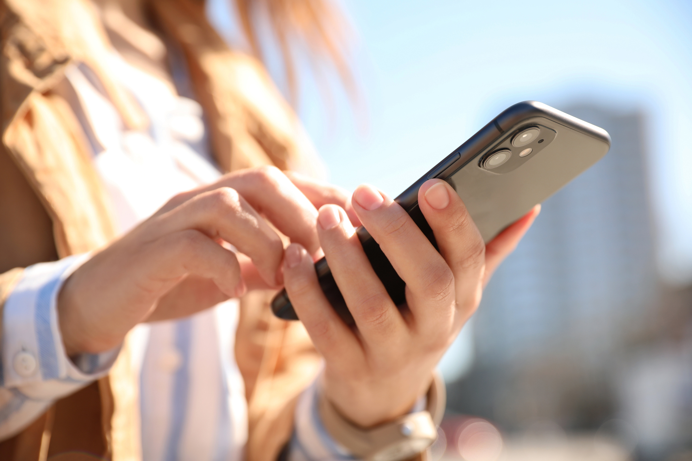Smartfon w dłoniach kobiety