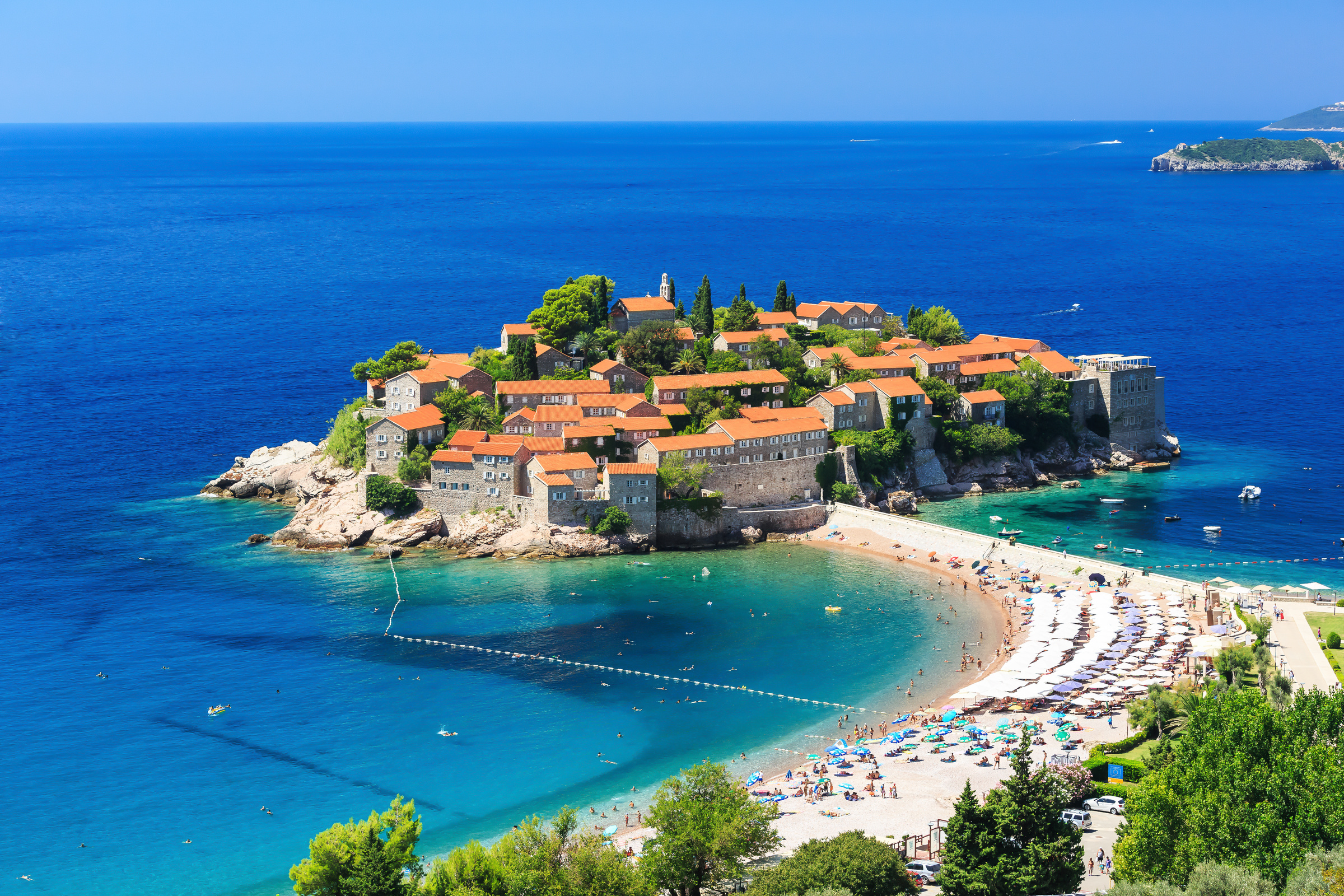 Widok na wyspę Sveti Stefan w Czarnogórze z zabytkowymi budynkami