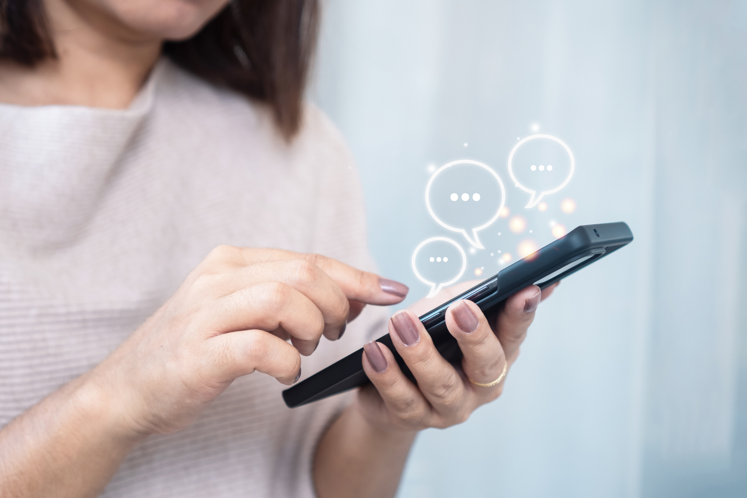 Kobieta wysyła wiadomości z telefonu z ofertą na kartę