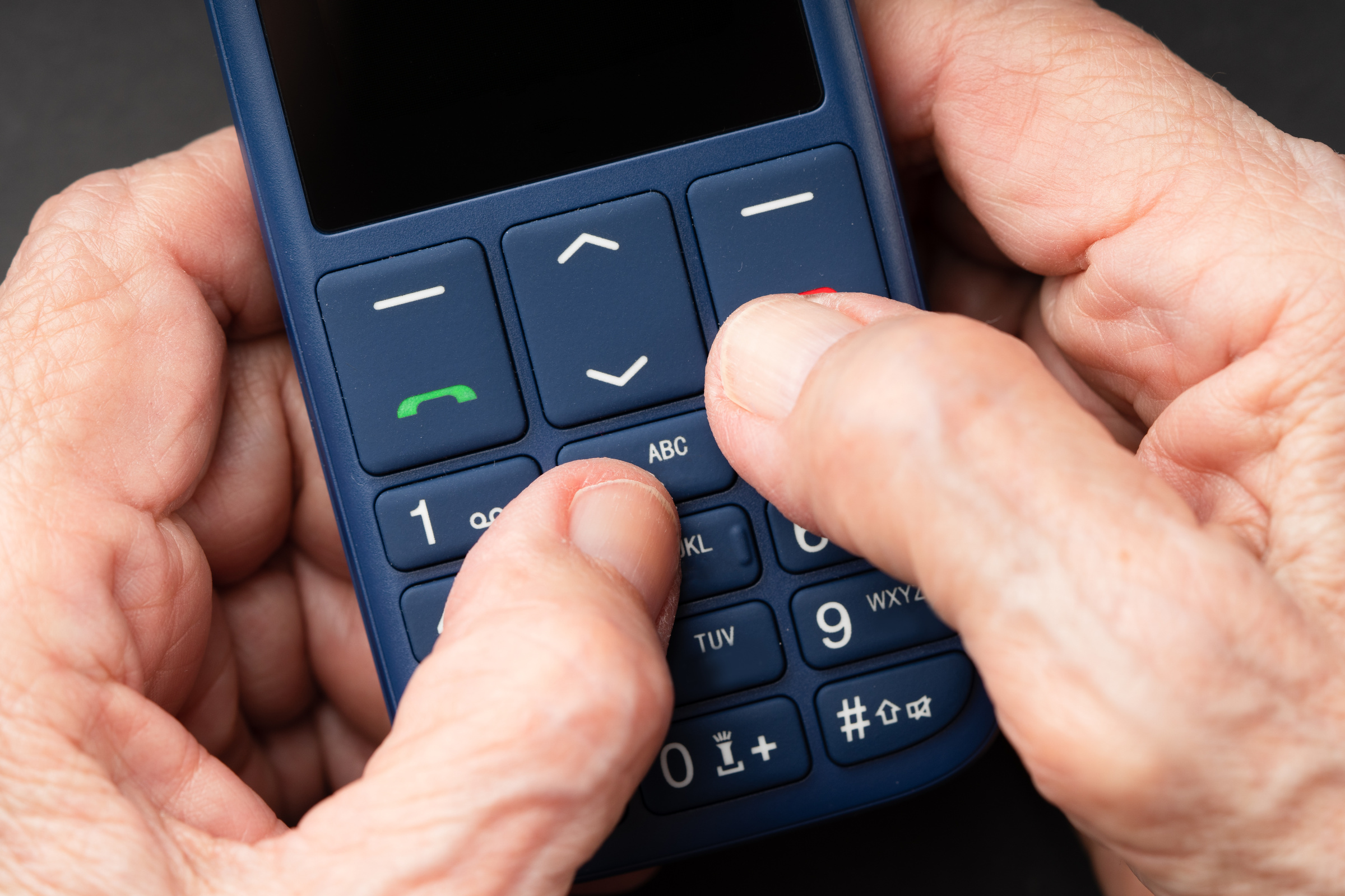 Telefon klawiszowy obsługiwany przez seniora