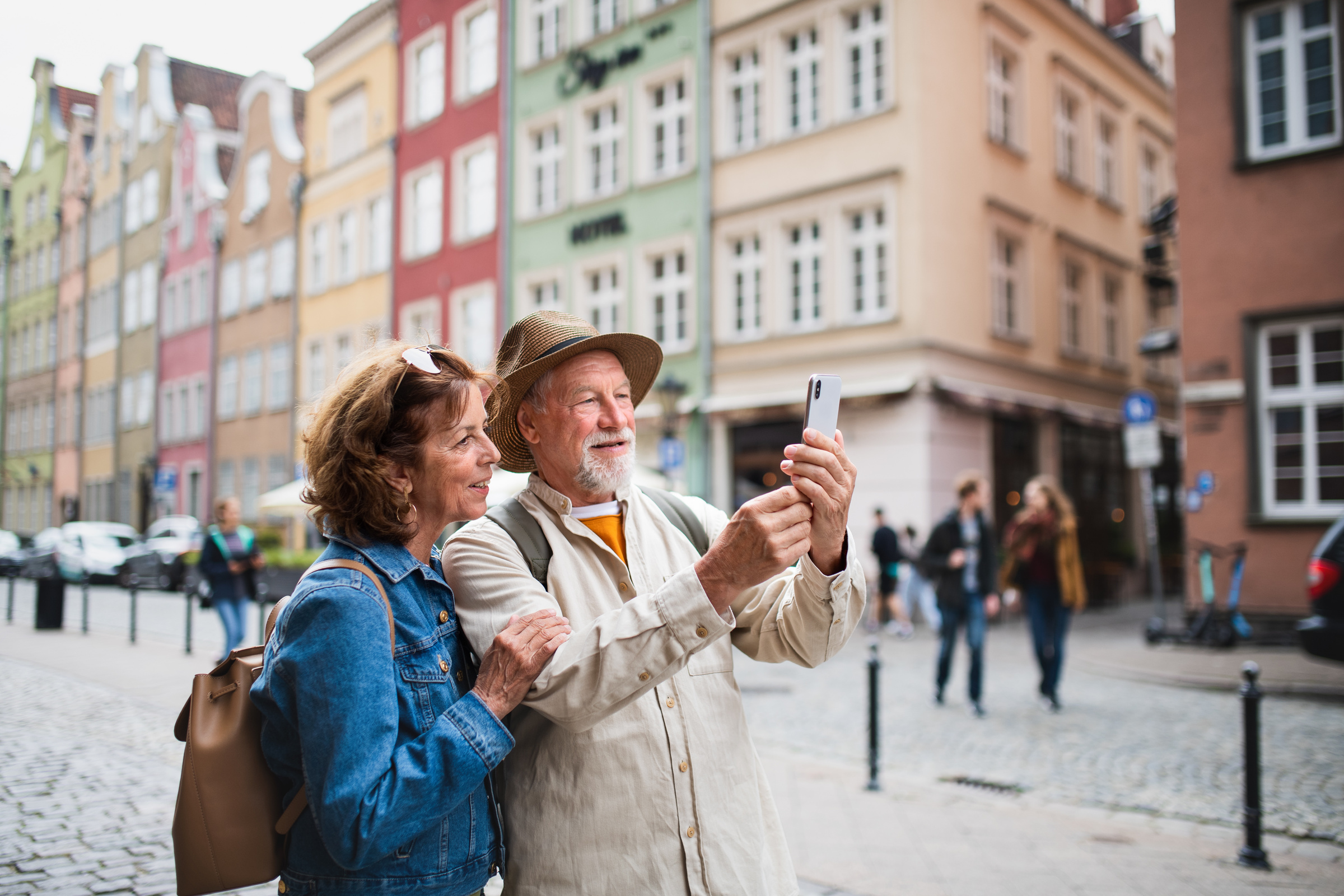 Para seniorów robi sobie zdjęcia smartfonem podczas wycieczki