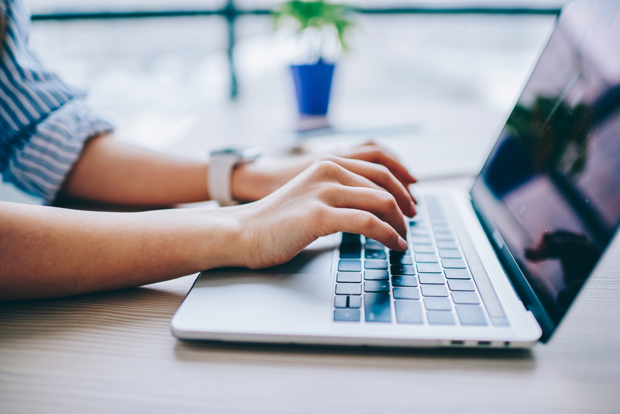 Kobieta korzysta z laptopa z systemem Windows 11 25H2