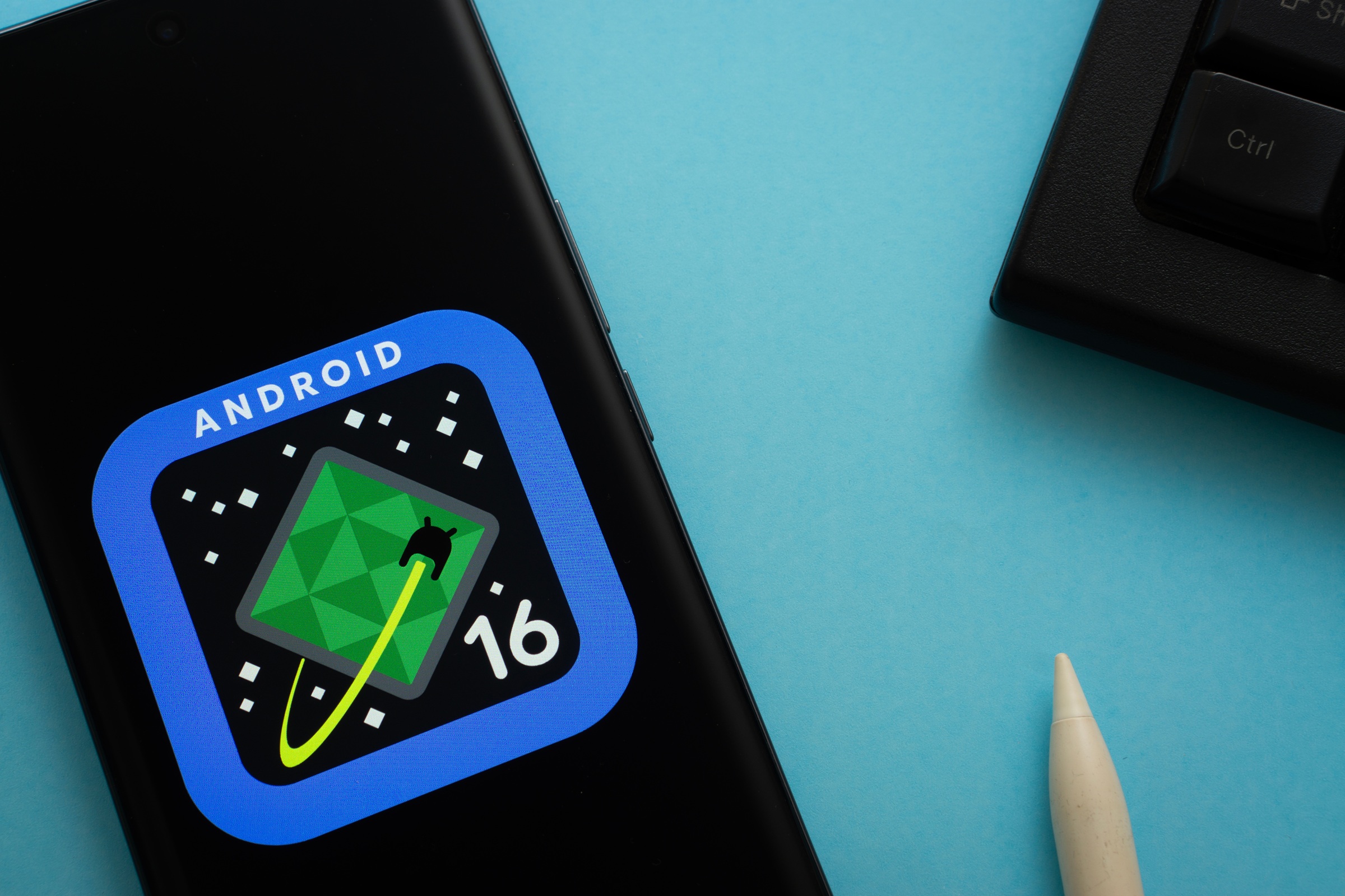 Smartfon z Android 16 na laptopie