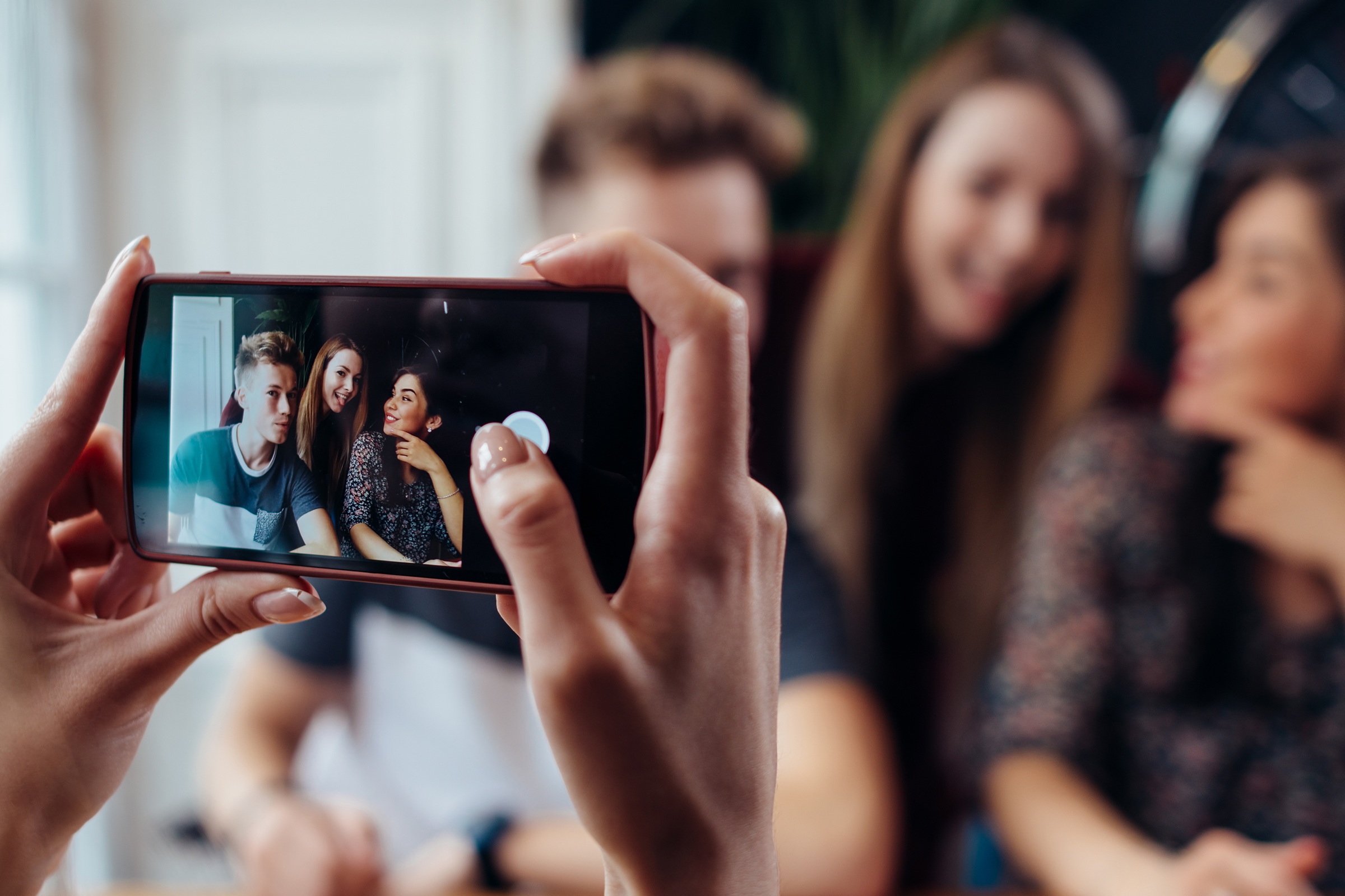 Robienie zdjęcia smartfonem eSIM