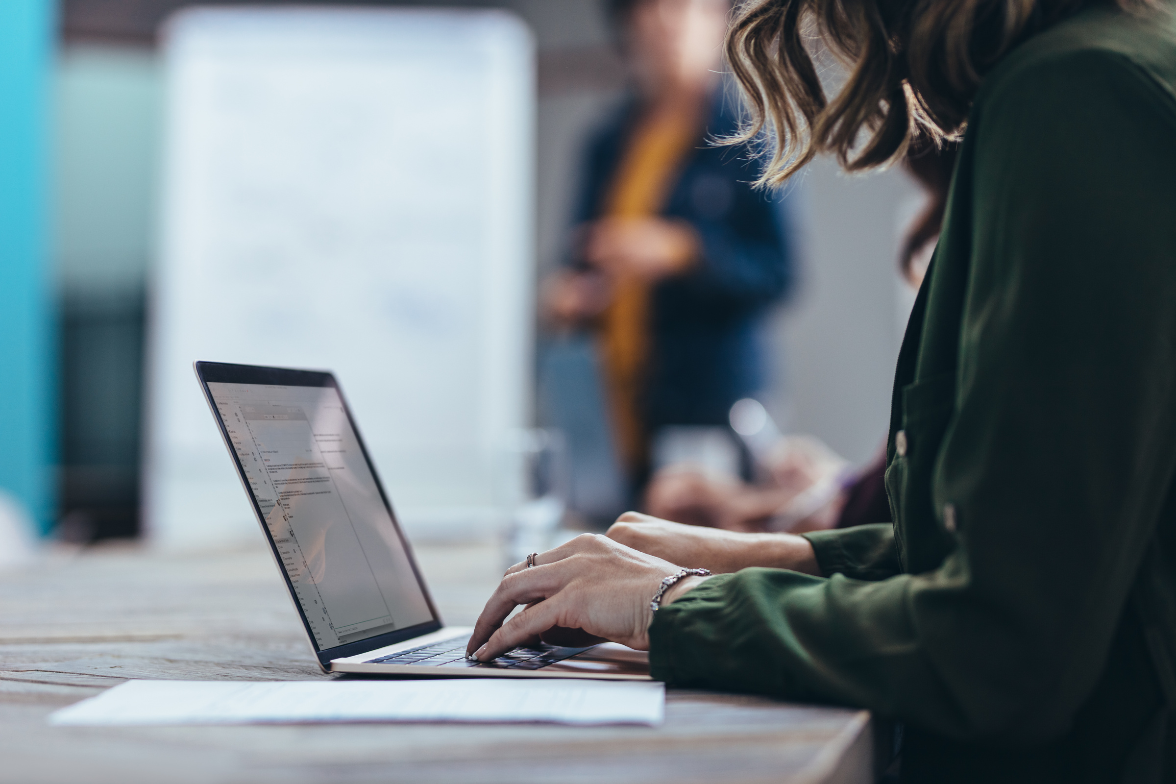 Kobieta pracująca na laptopie do 3000 zł