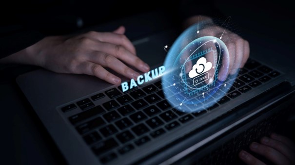 Klawiatura z ikonką kłódki i napisem backup
