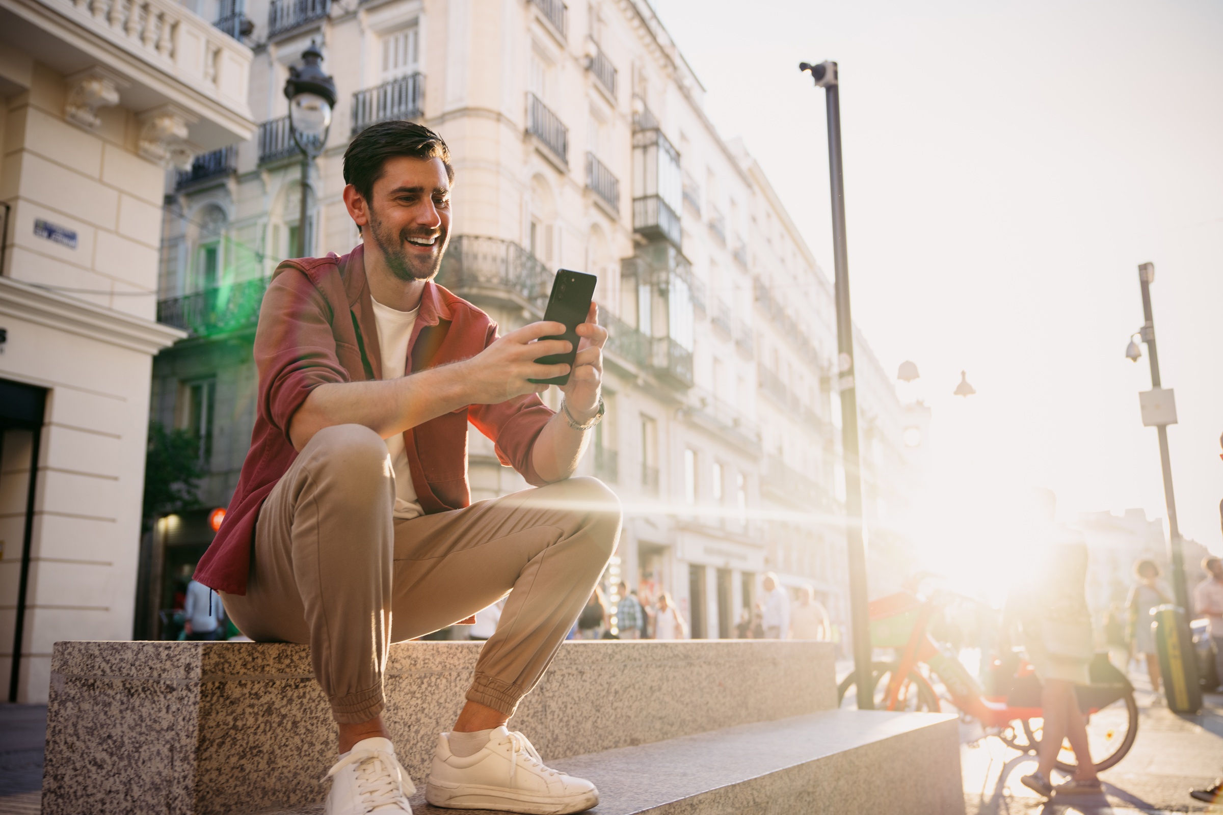 Mężczyzna korzysta z telefonu na ulicy