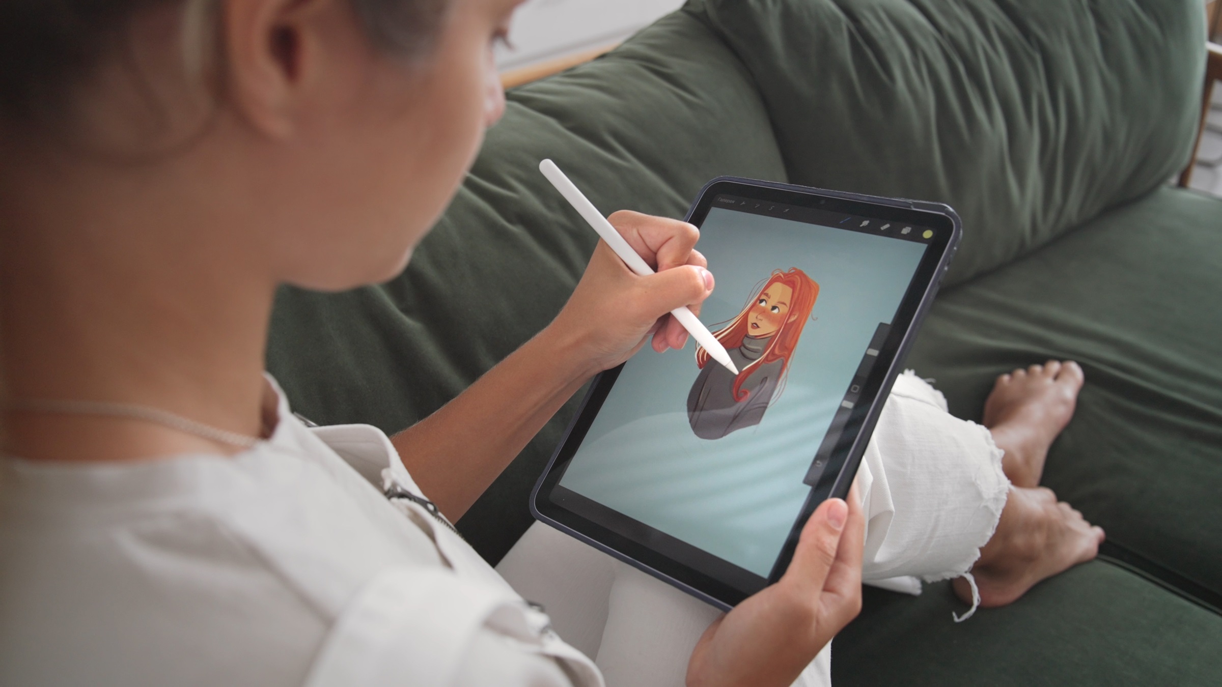 Kobieta rysuje na tablecie przy użyciu aplikacji