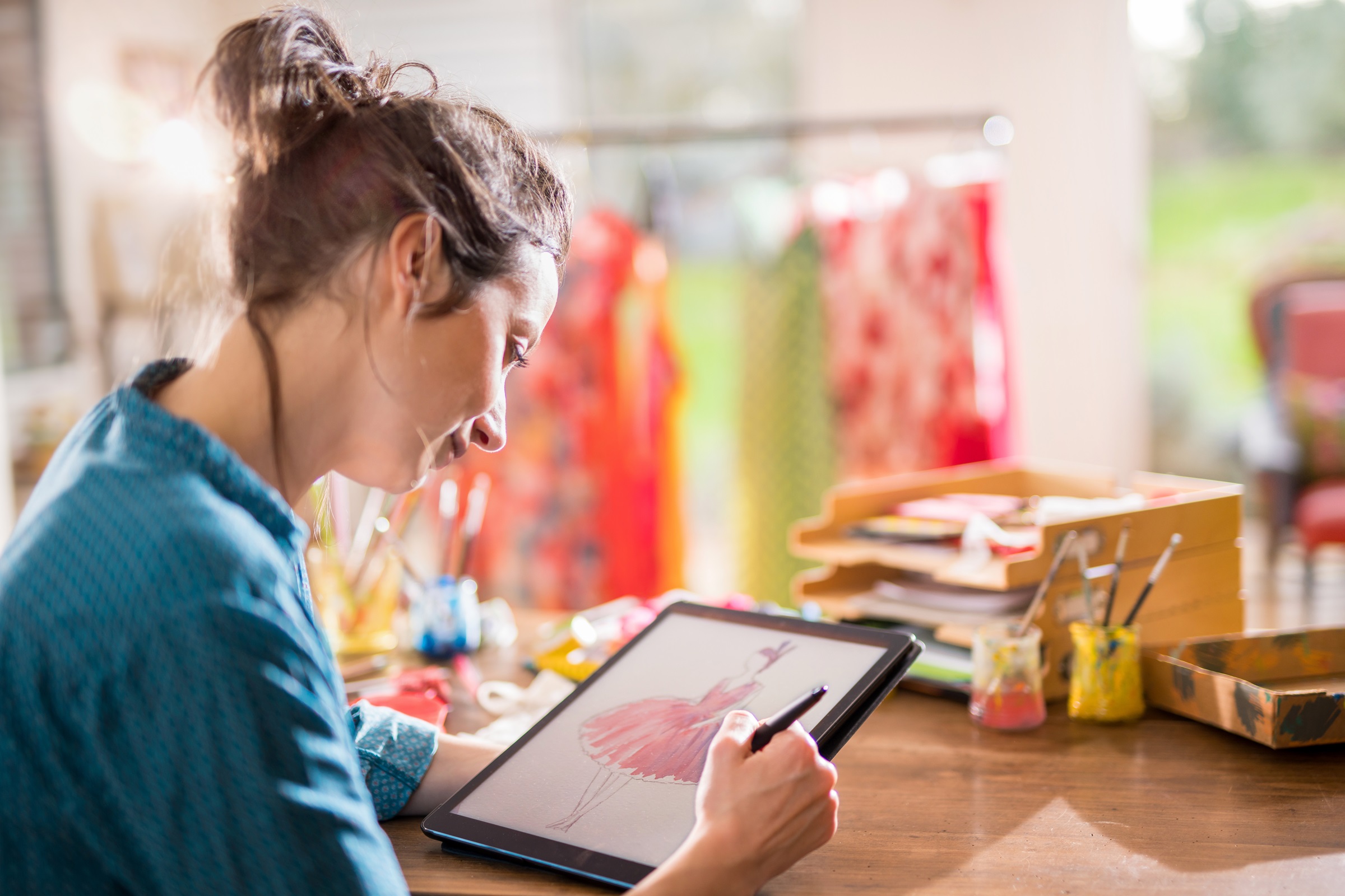 Kobieta rysuje na tablecie swój własny projekt przy użyciu aplikacji do rysowania