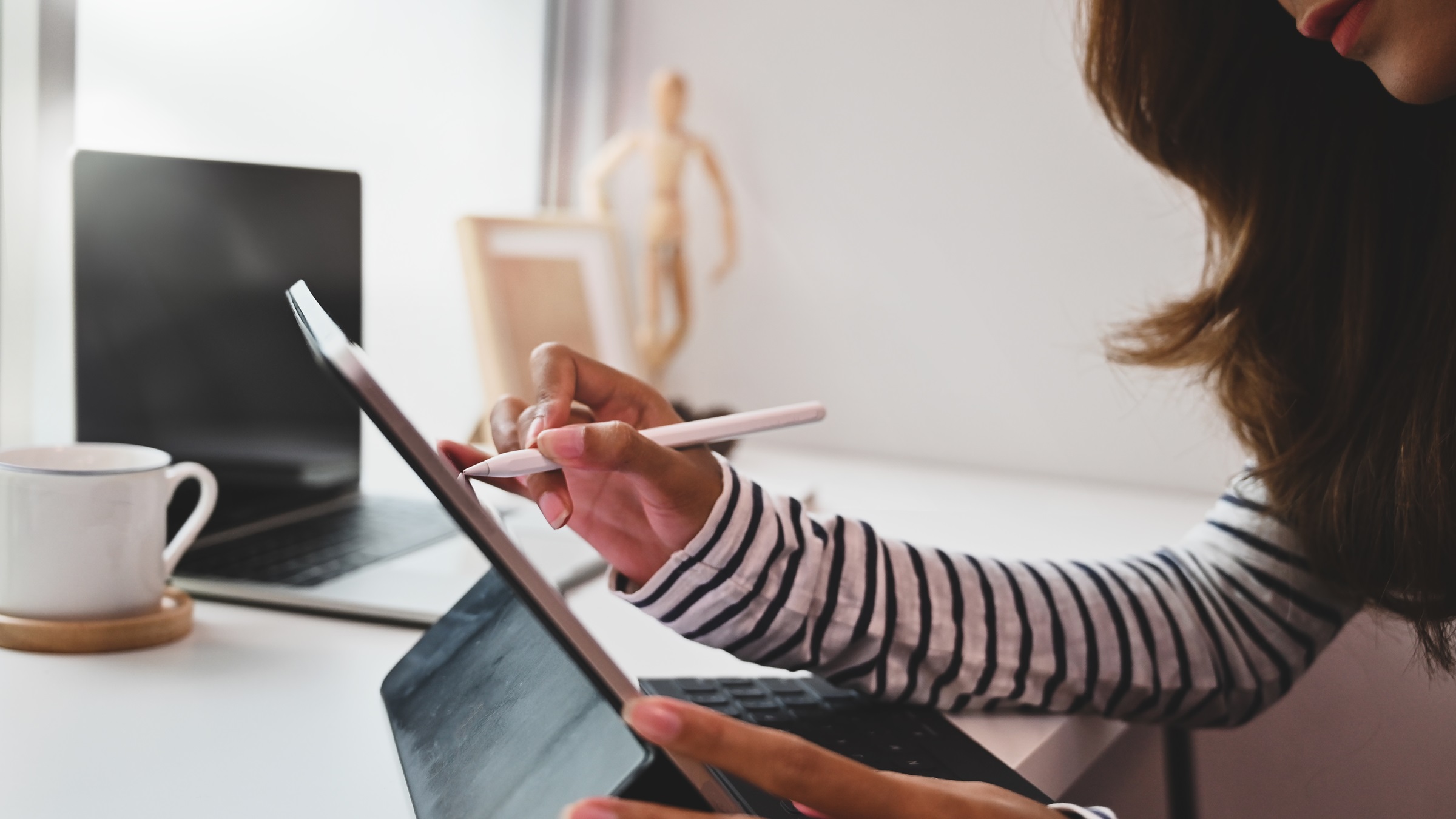 Kobieta używa aplikacji do rysowania na tablecie