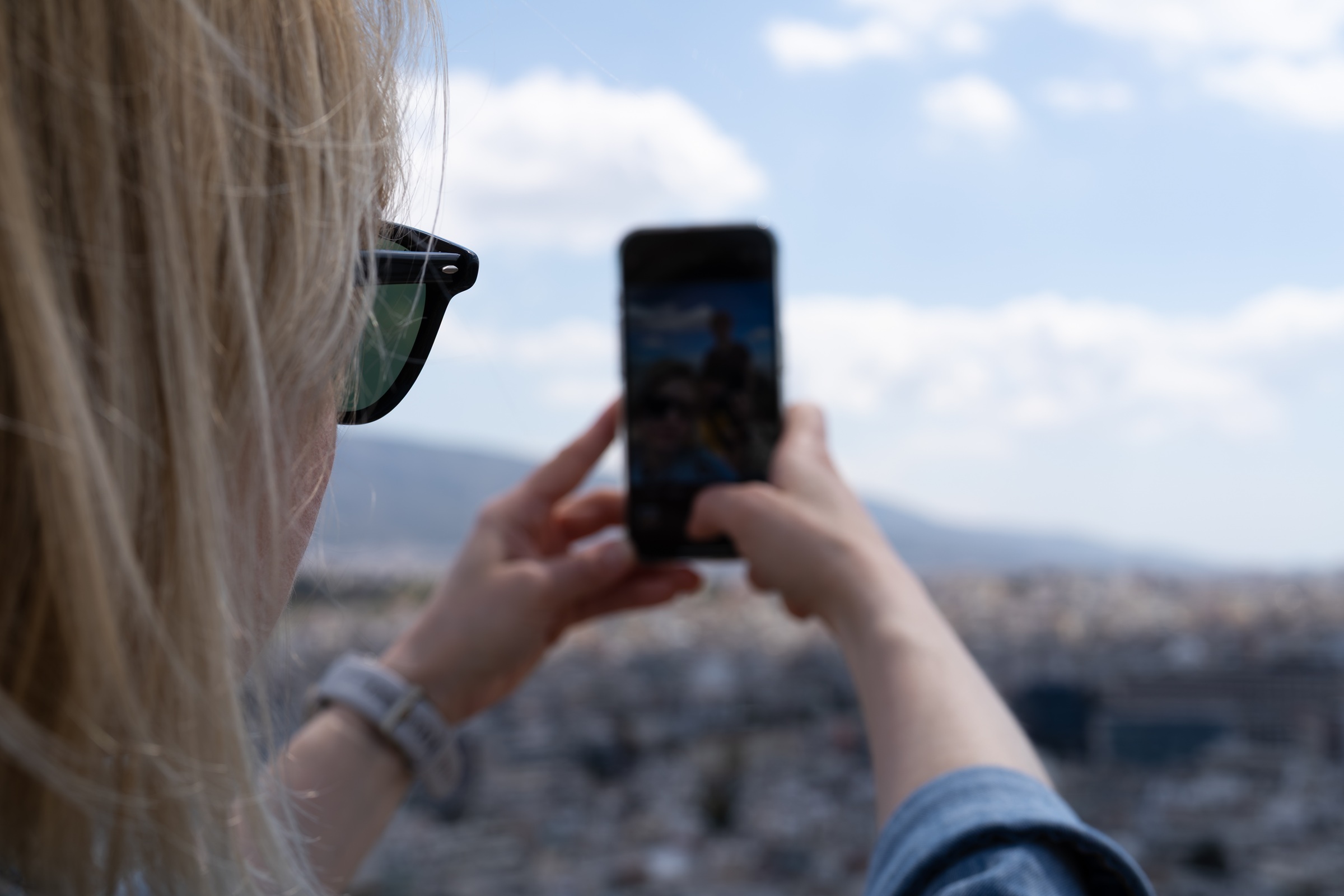 Turystka robiąca zdjęcie telefonem