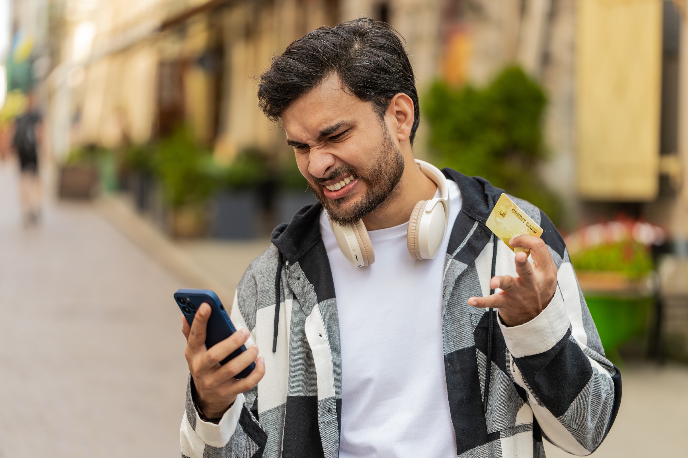 Turysta ze smartfonem w ręce