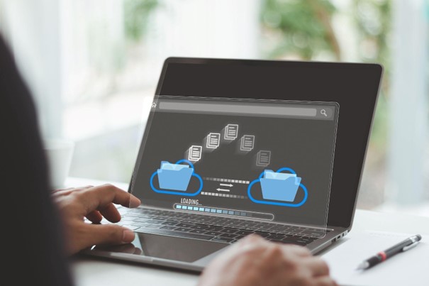 Ikonki na laptopie symbolizujące przesyłanie danych