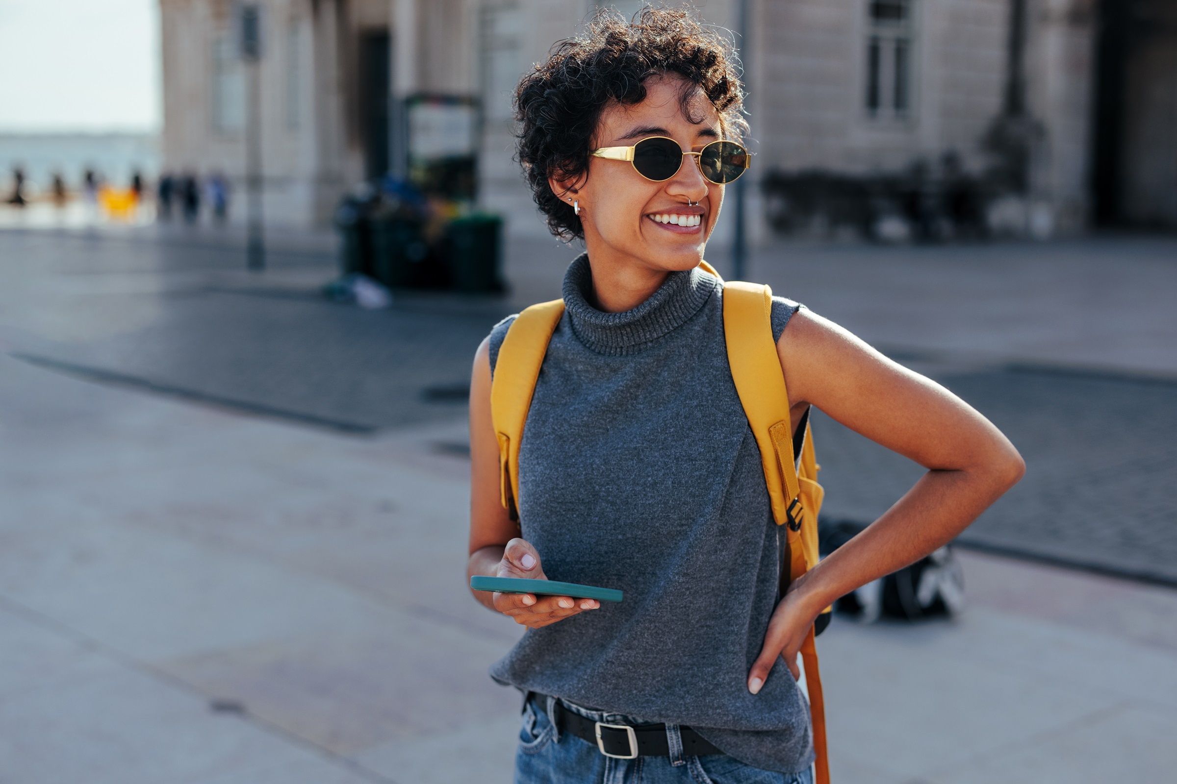 Uśmiechnięta dziewczyna z telefonem w ręku
