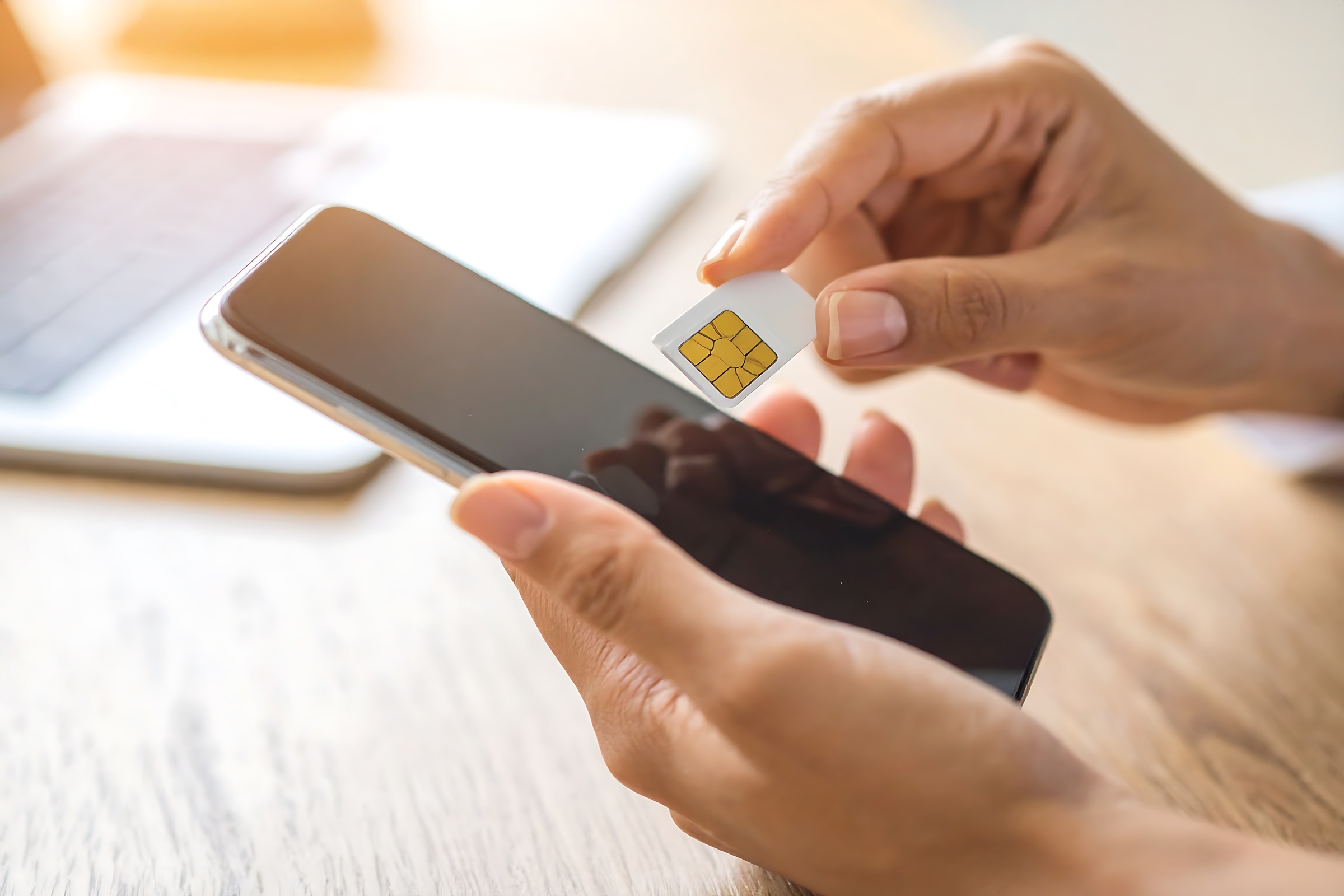 Wkładanie karty SIM do telefonu