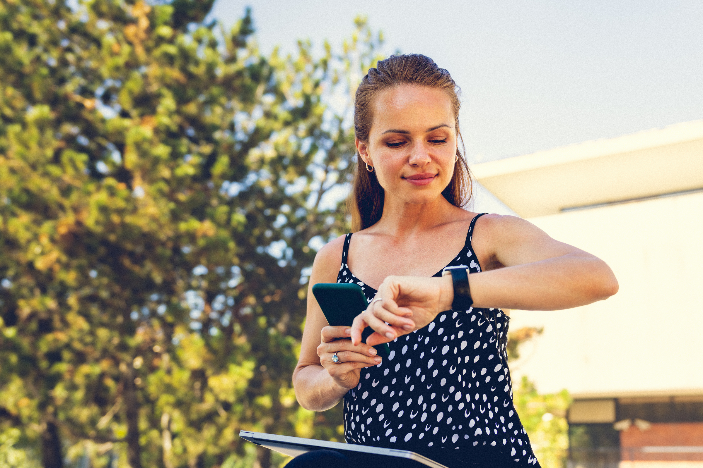 kobieta używa aplikacji do smartwatcha w podróży