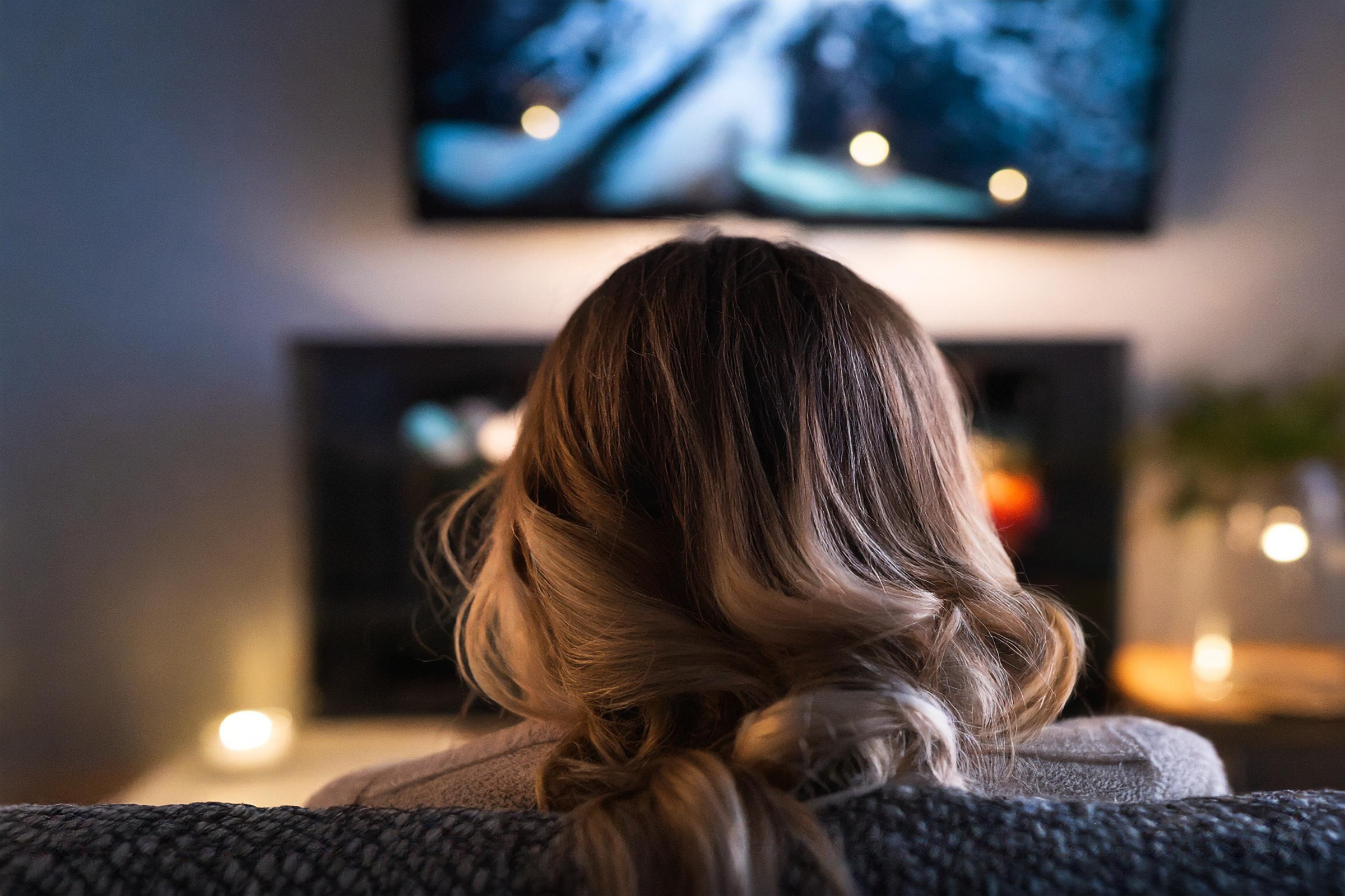 Kobieta oglądająca telewizję