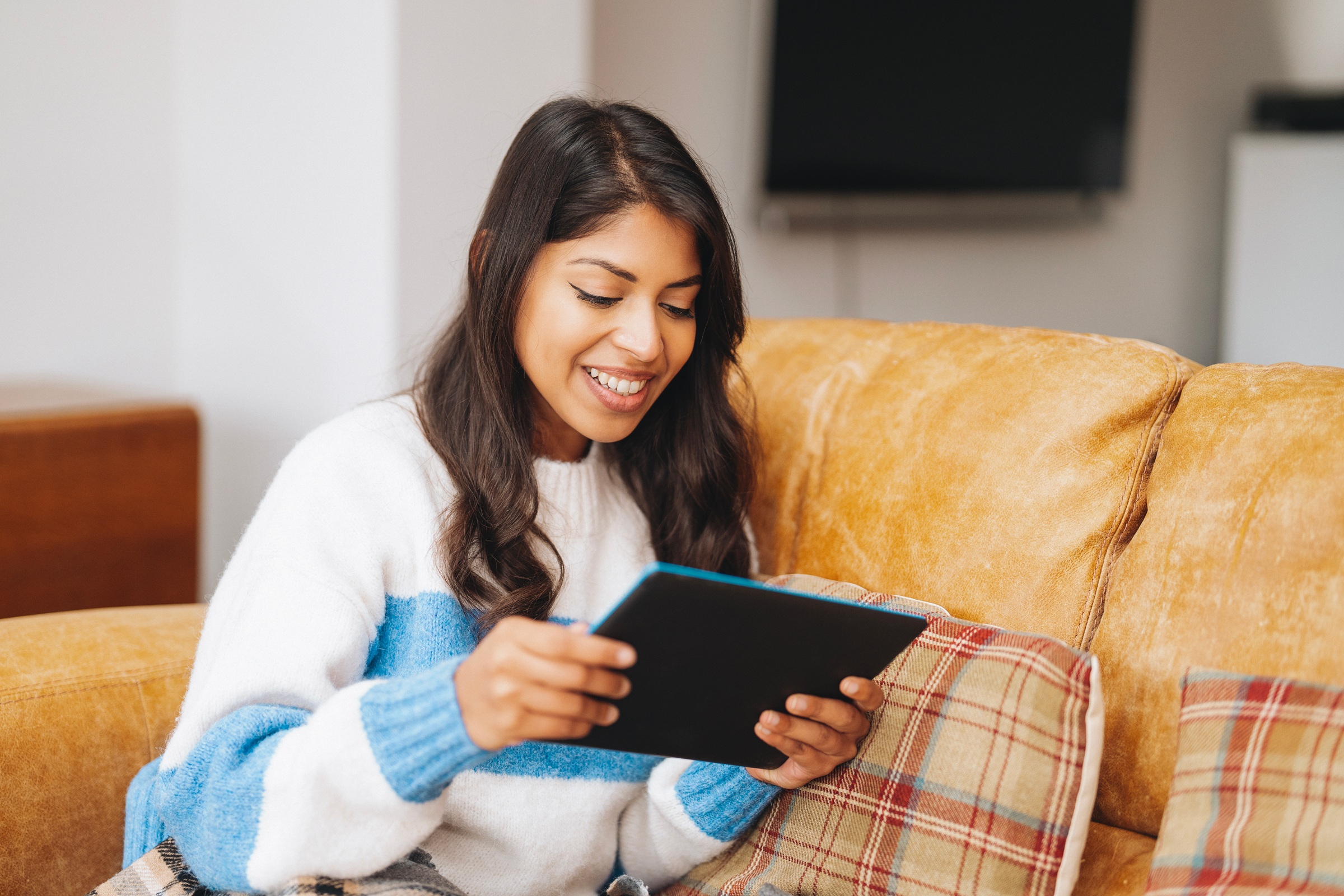 Kobieta oglądająca film na tablecie
