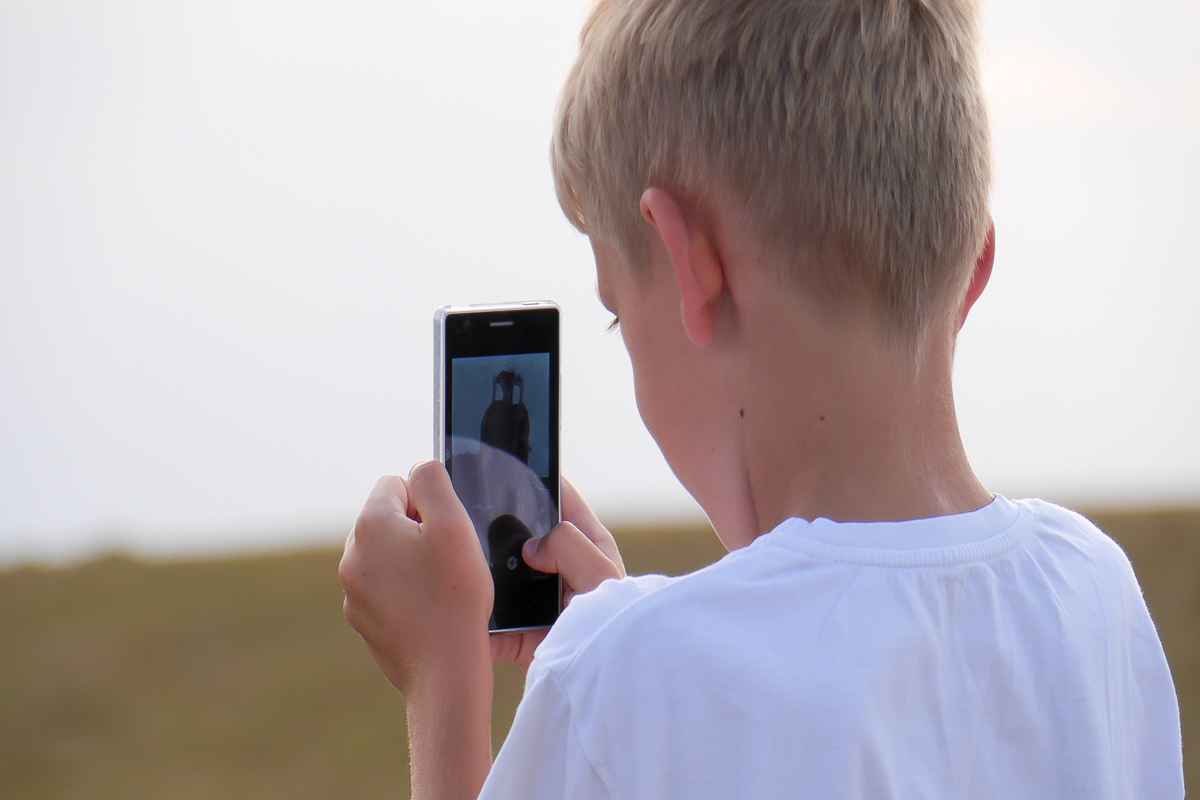 Chłopiec korzystający ze smartfona