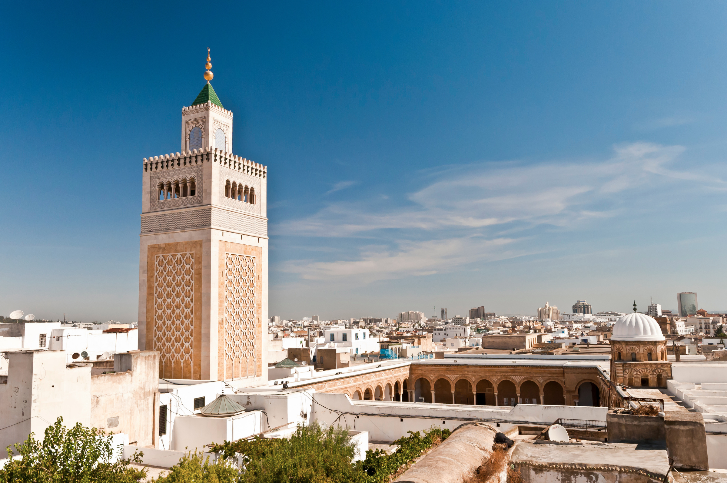 Widok na miasto z minaretem w Meczecie Al-Zaytuna w Tunisie, stolicy Tunezji.