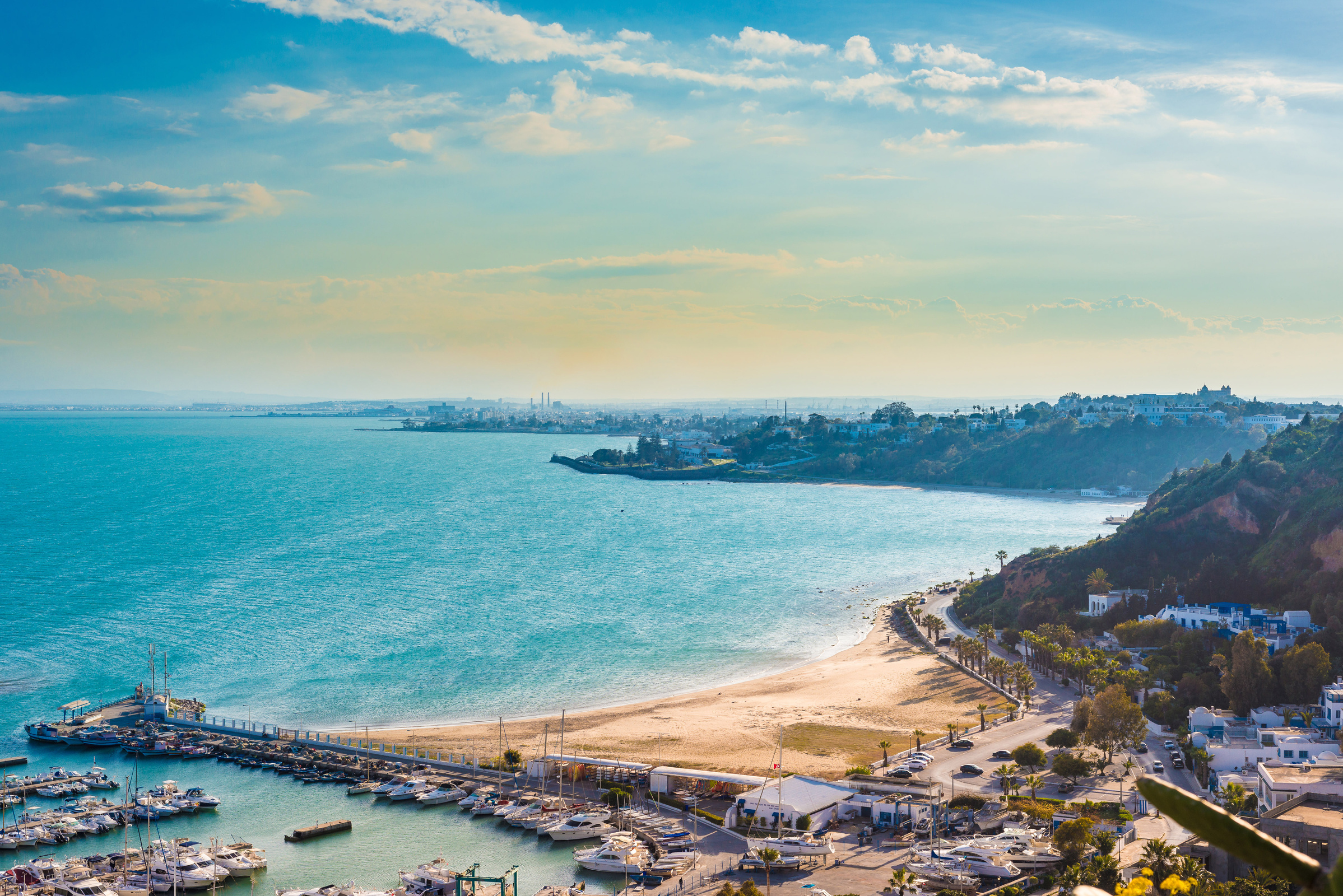 Widok na zatokę w Sidi Bou Said w Tunezji.