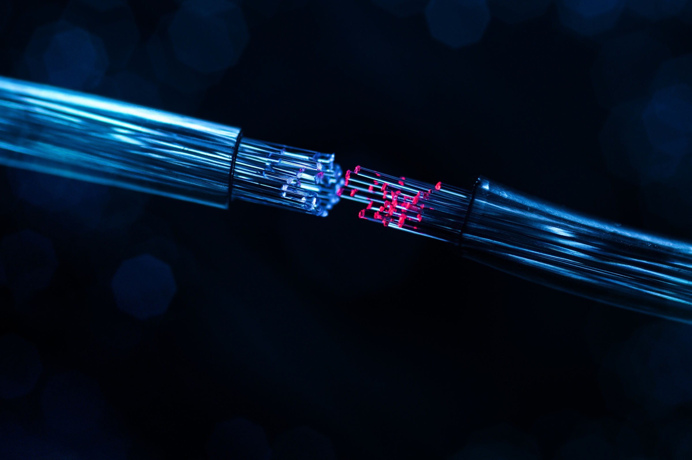 Wizualizacja przesyłu danych w światłowodzie.