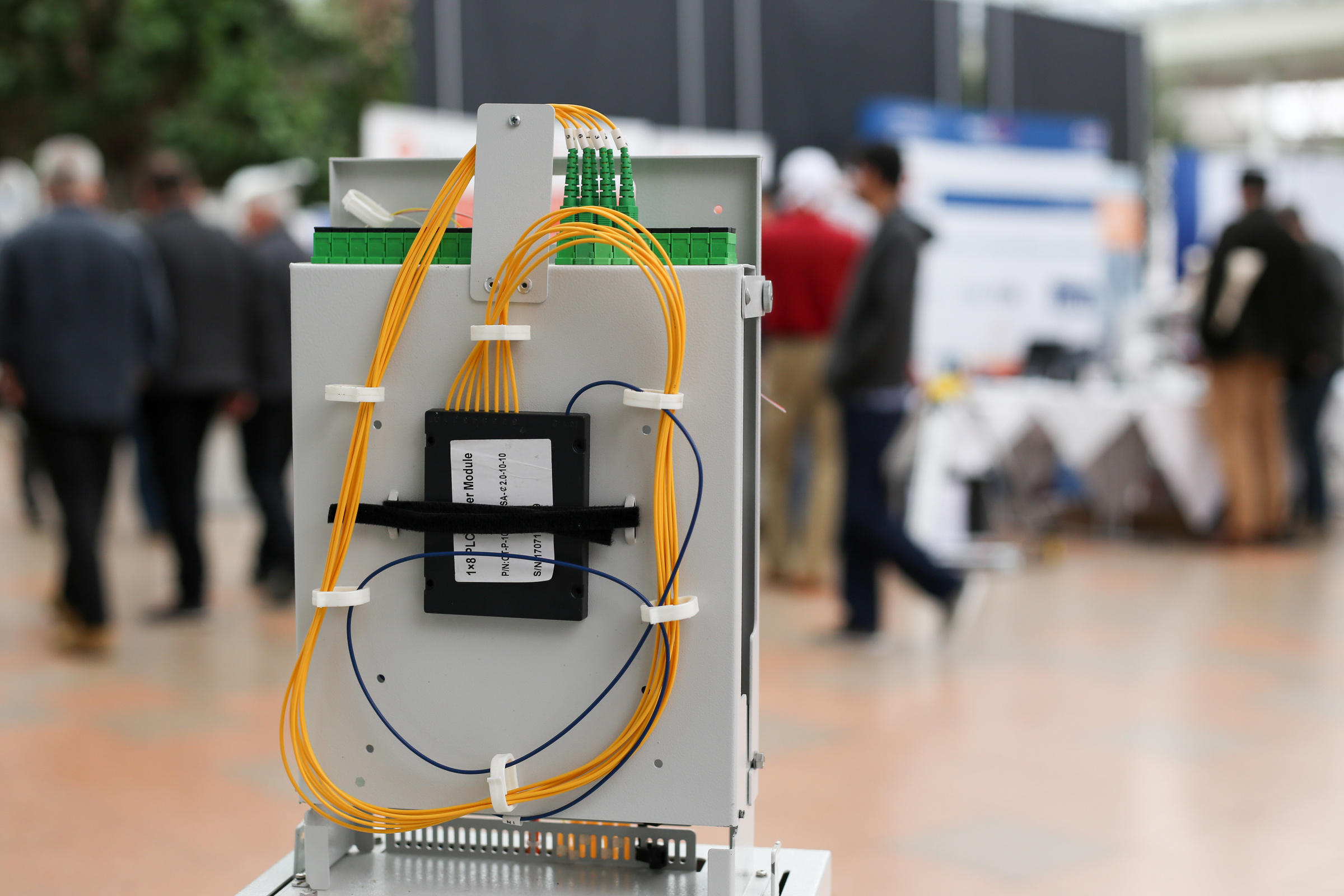 Splitter światłowodowy w skrzynce znajdującej się w mieście