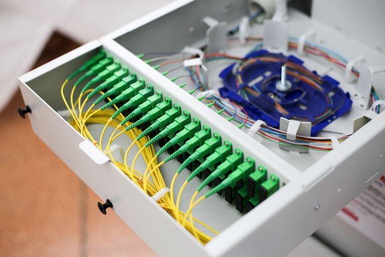 Splitter światłowodowy – co to jest i jak to małe urządzenie wpływa na Twoje łącze.jpeg