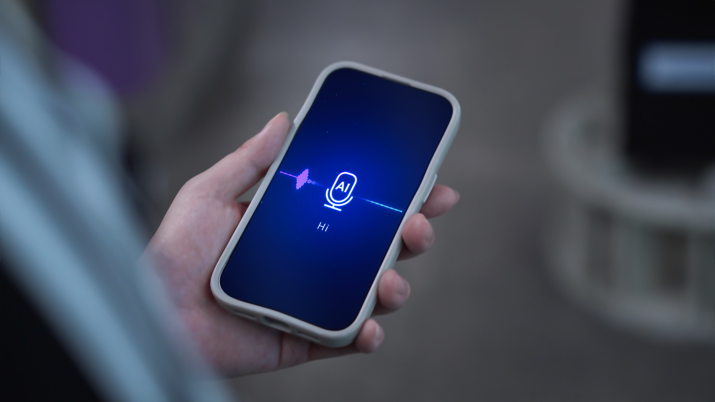 Telefon z wyświetloną na ekranie aplikacją z asystentem głosowym