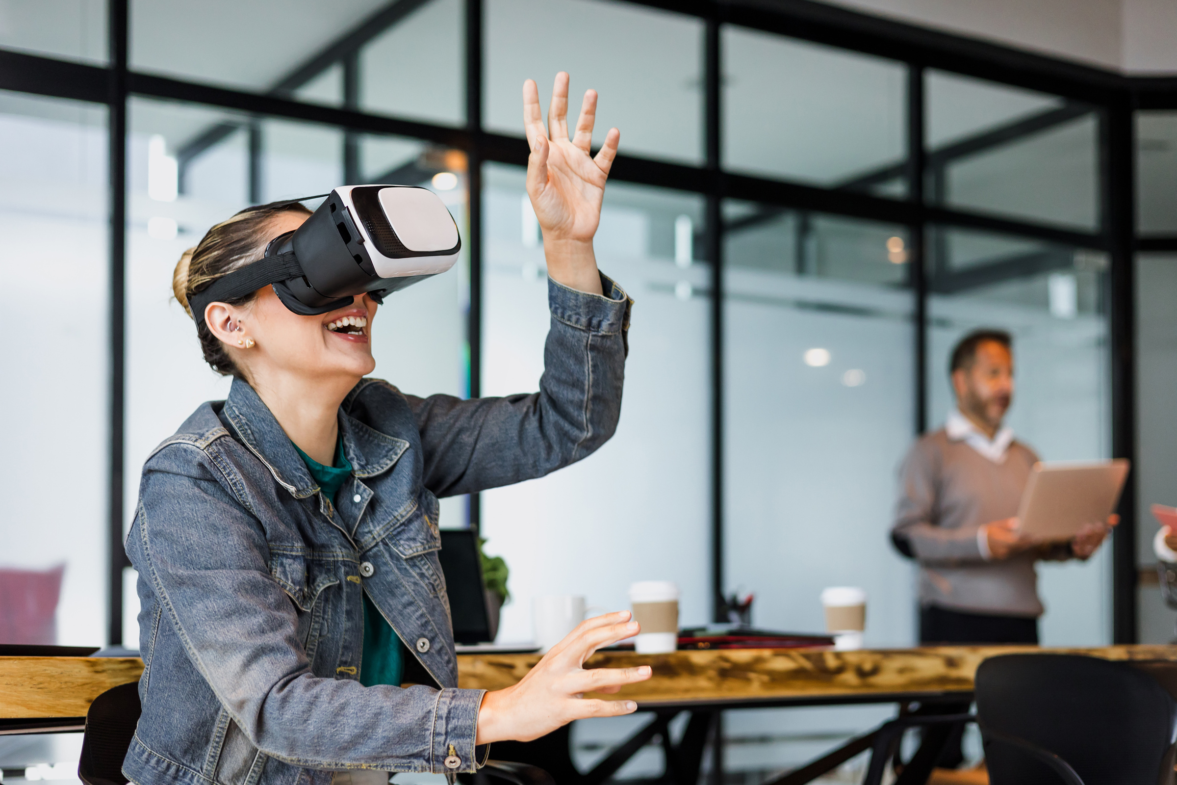 Kobieta korzysta z gogli VR w biurze