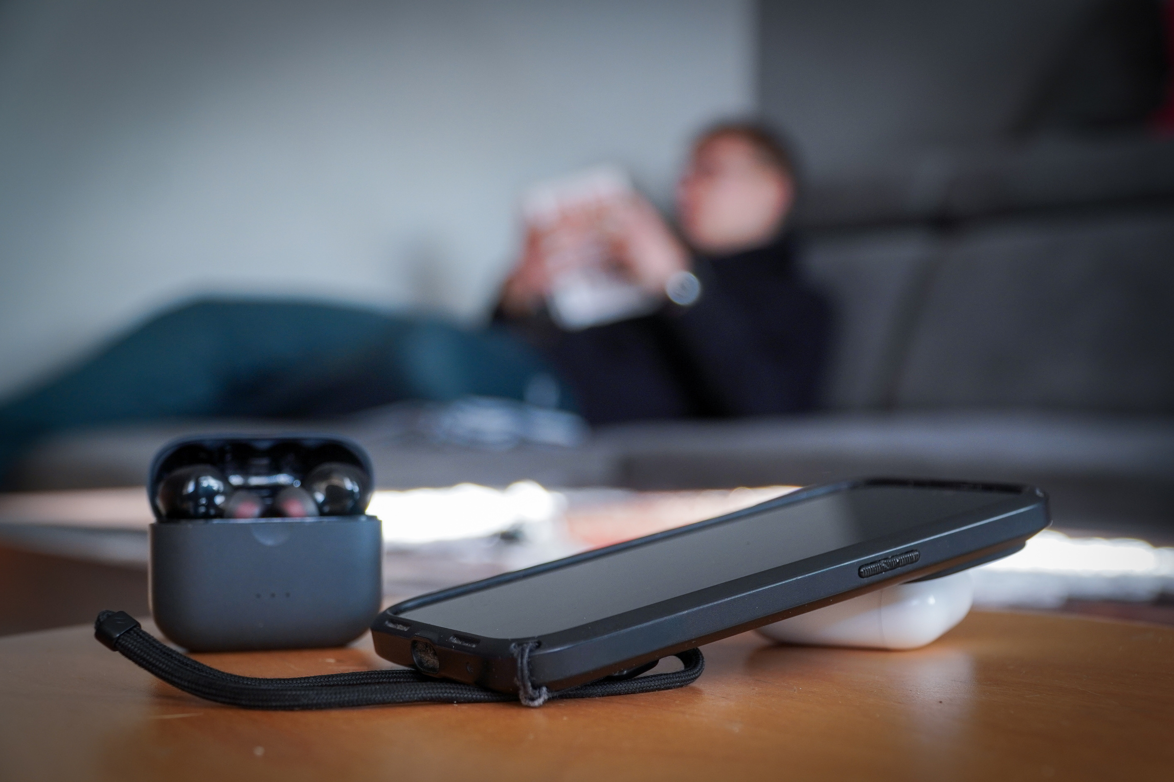 Mężczyzna odpoczywa bez korzystania ze smartfona