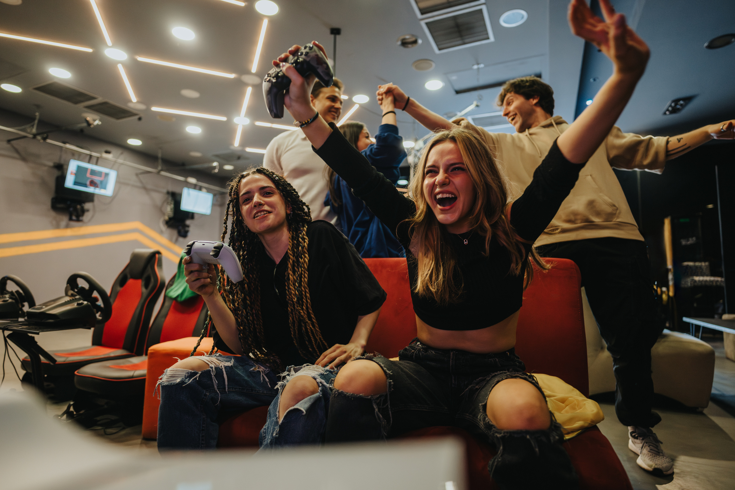 Grupa znajomych gra wspólnie na konsoli Steam Machine