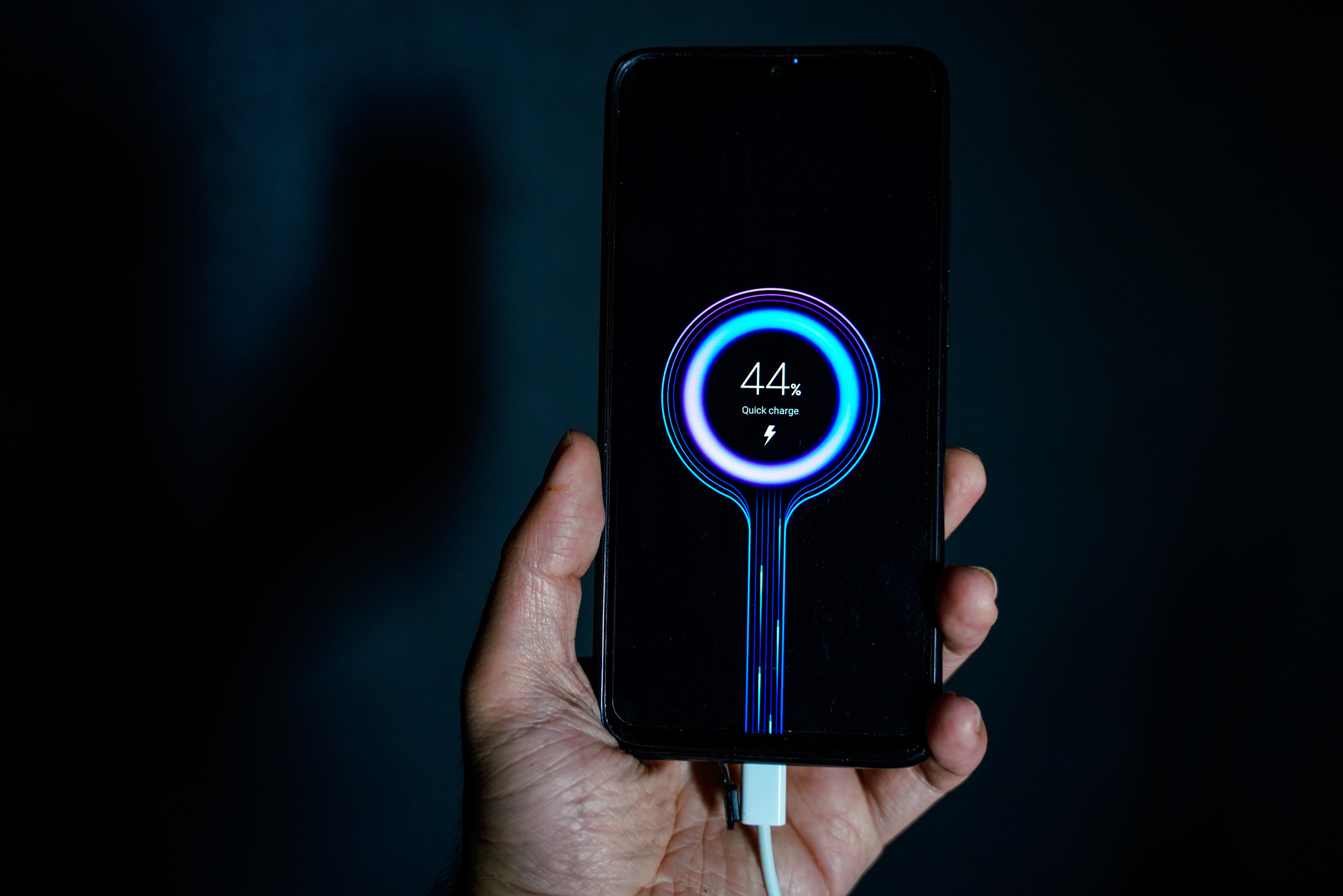 Smartfon ładowany za pomocą funkcji szybkiego ładowania