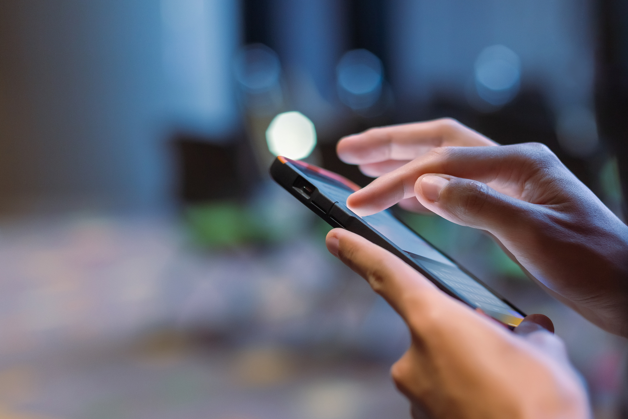 Osoba korzysta z telefonu z uruchomioną funkcją eSIM