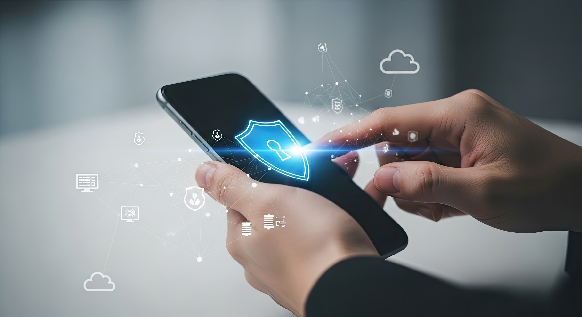 Smartfon trzymany w dłoniach, na którym pojawia się system bezpieczeństwa.